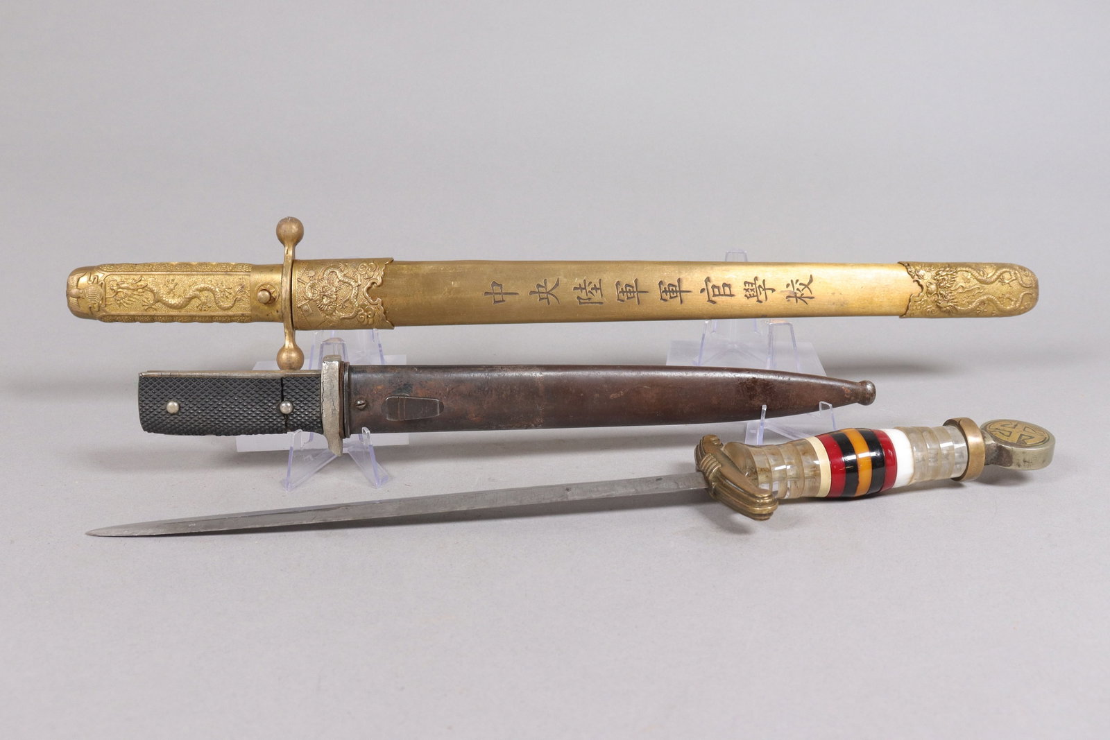 Lots vintage war daggers (1 of 8)