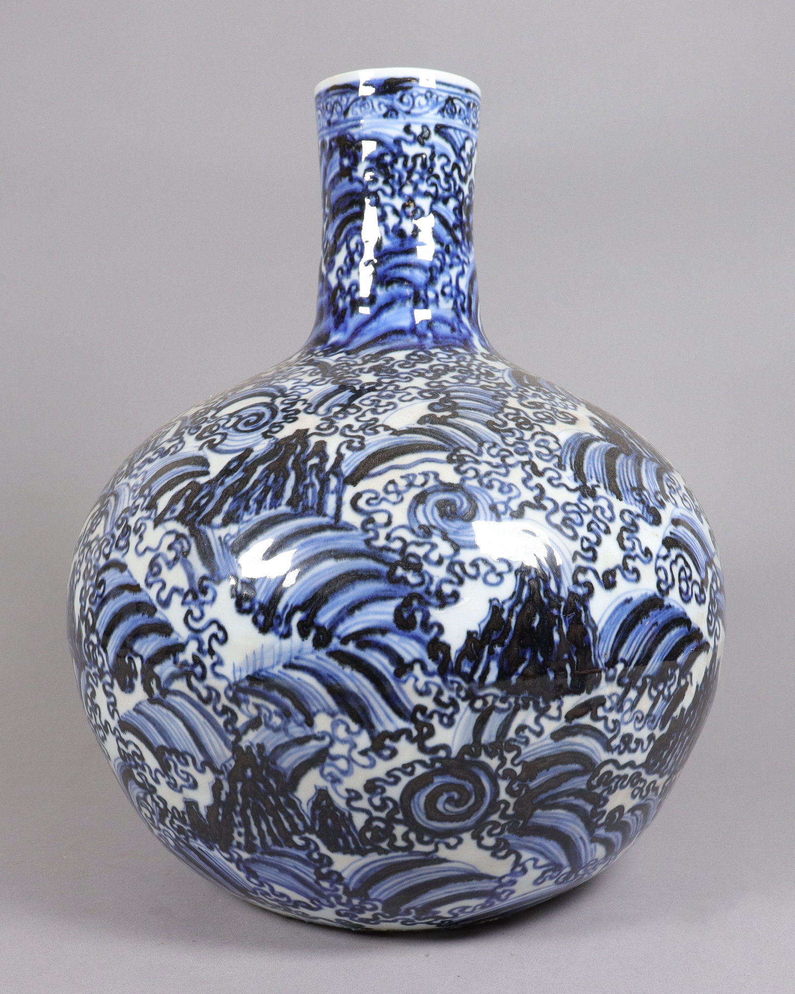 Chinese large b/w fine vase: Chinese large blue and white fine vase. H: 16" x W: 12."