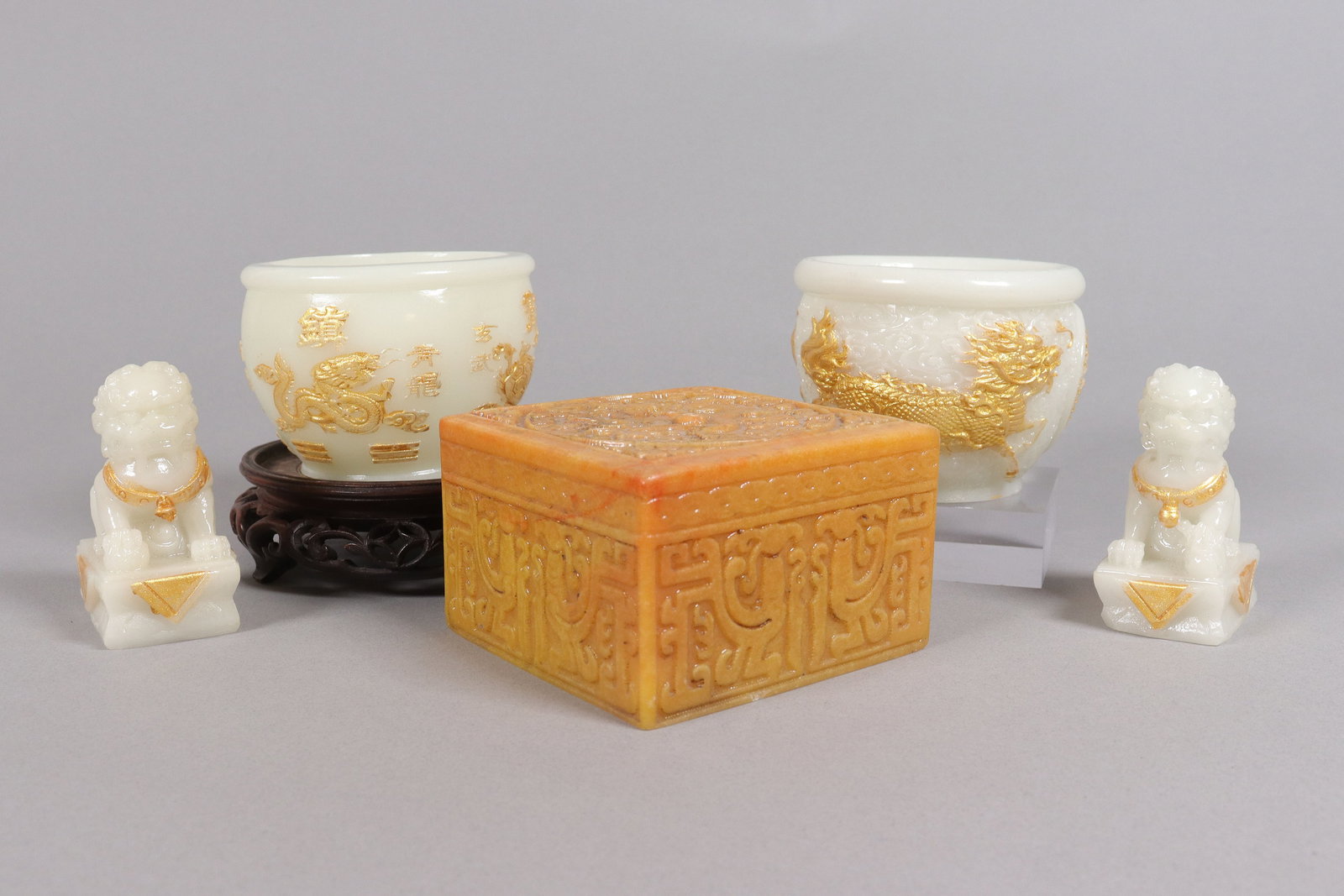 Lots Chinese fine carvings: Lots Chinese fine carvings.