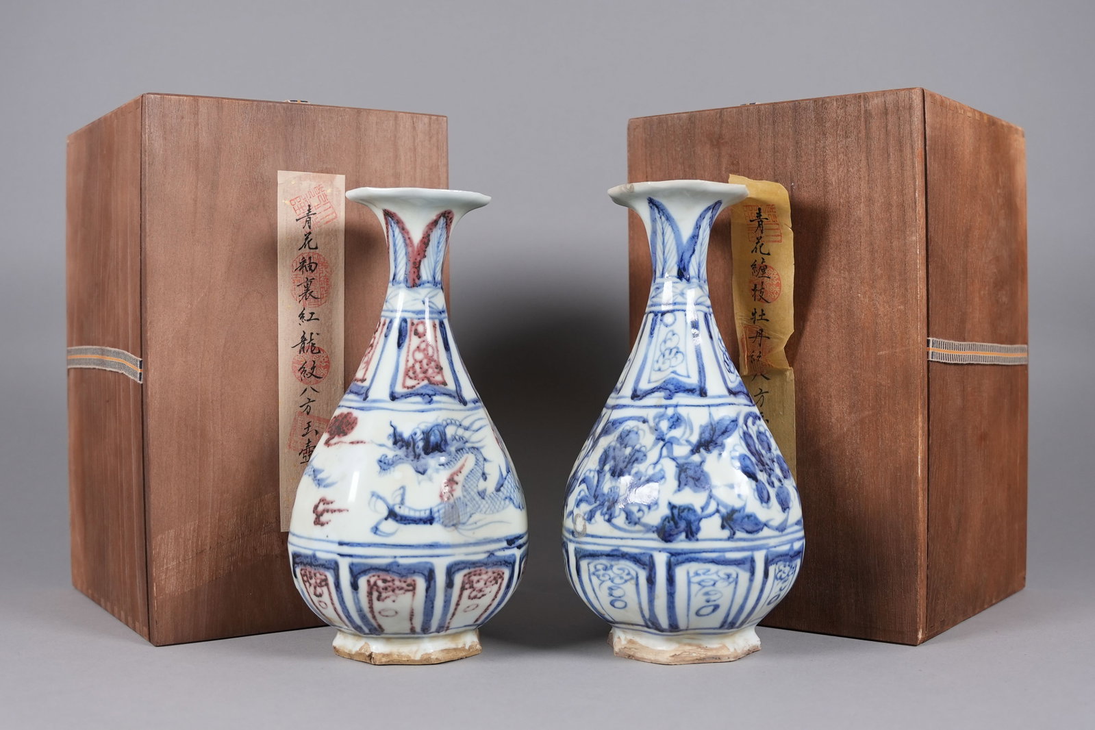 2 Chinese fine vase with wooden box: 2 Chinese fine vase with wooden box. Largest H: 10.1" x W: 5.4."