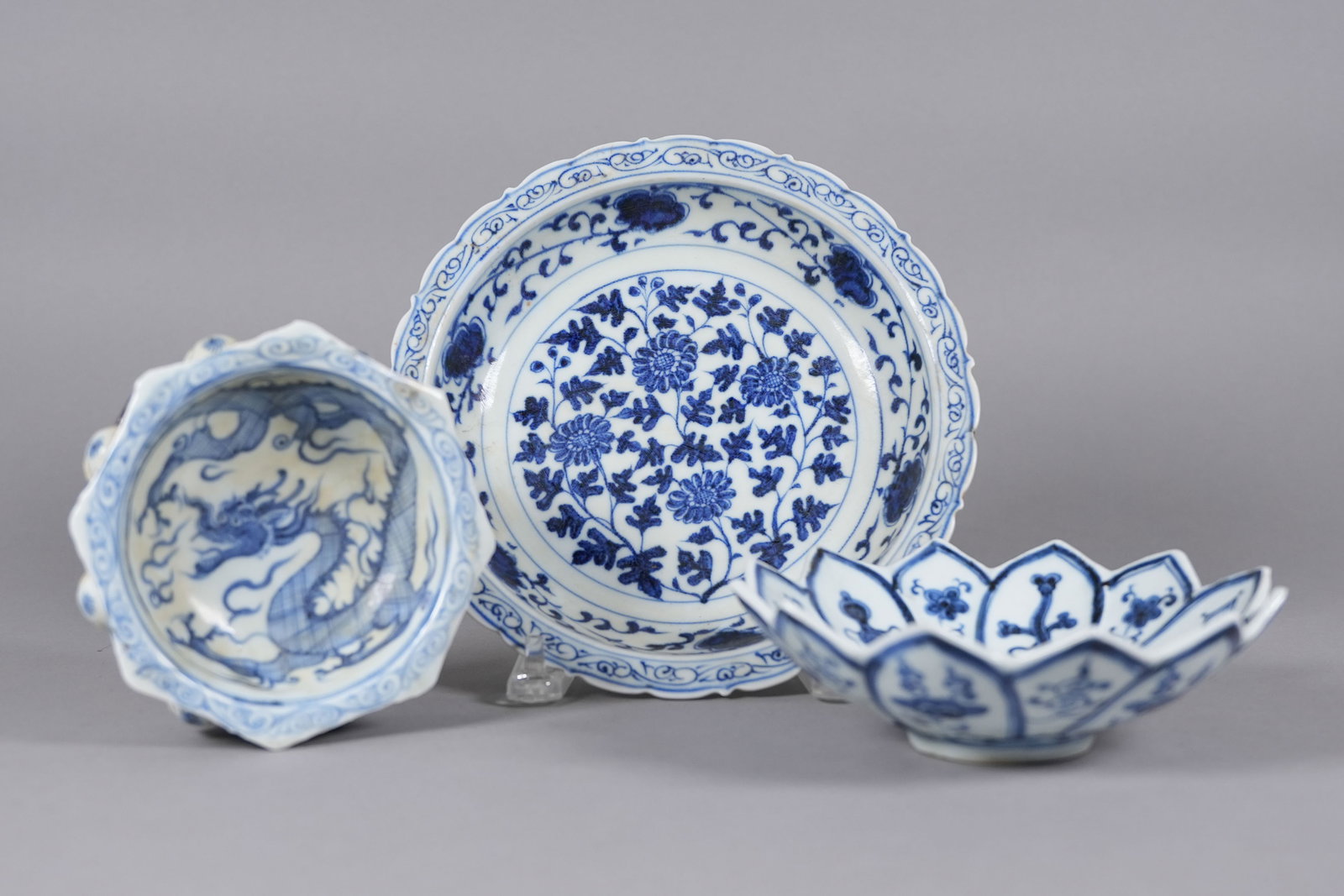 Lots Chinese fine b/w porcelains: Lots Chinese fine blue and white porcelains, largest H: 2" x W: 8.8."