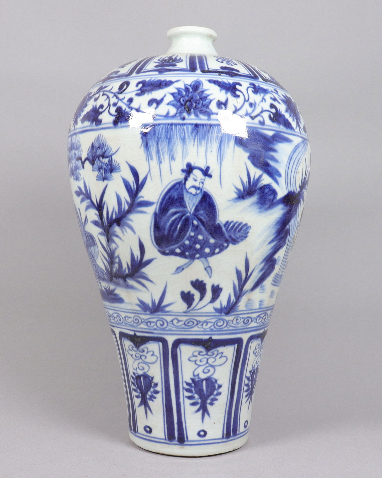 Chinese tall fine b/w vase: Chinese tall fine blue and white vase. H: 17.5" x W: 9."