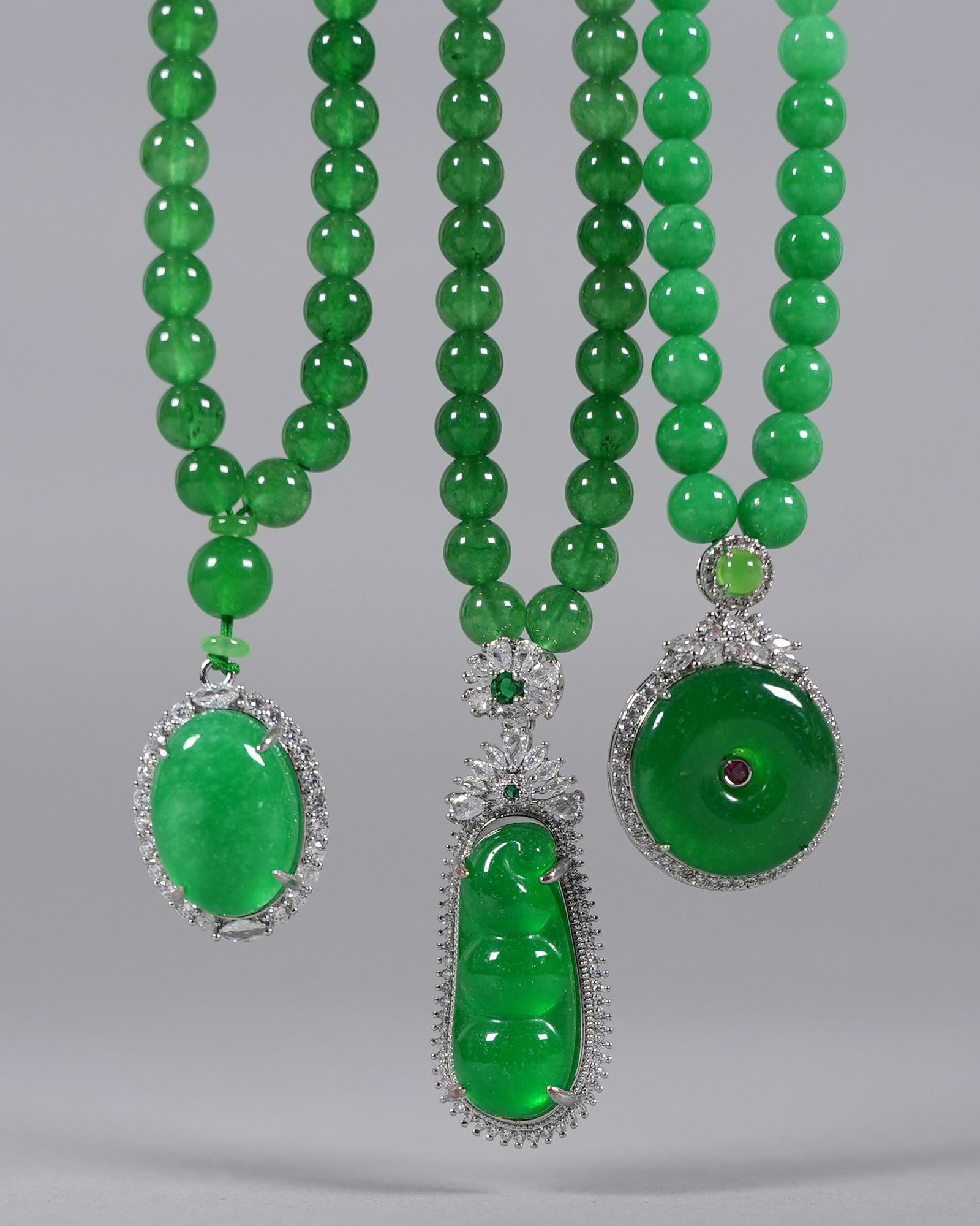 Lots Chinese apple green fine pendants: Lots Chinese apple green fine pendants.