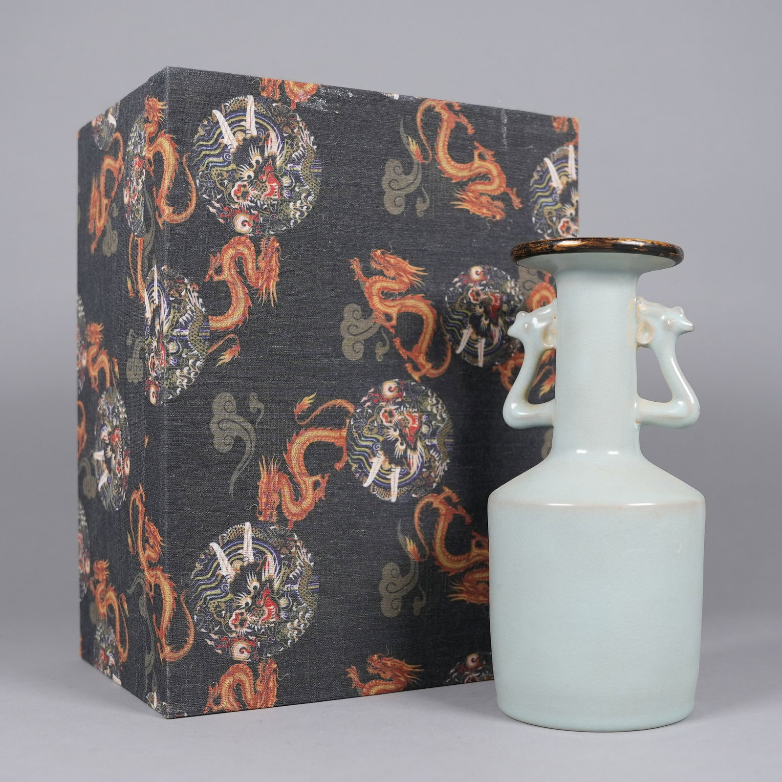 Chinese handled vase with silk box (1 of 7)