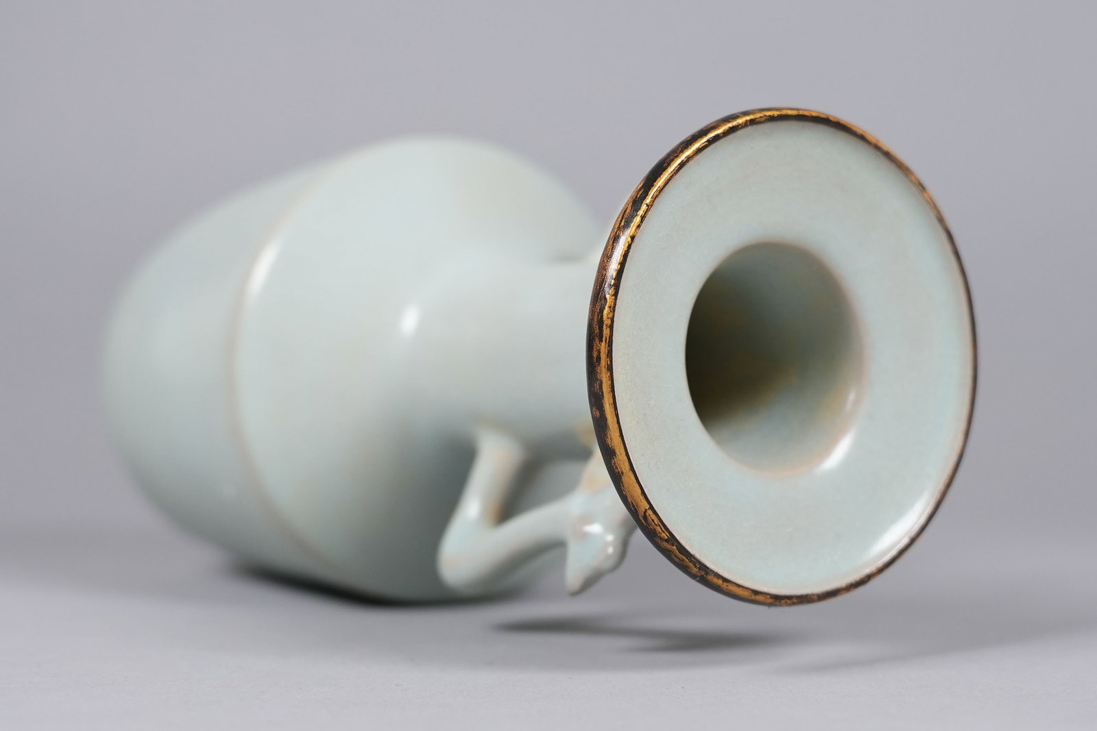 Chinese handled vase with silk box - 3