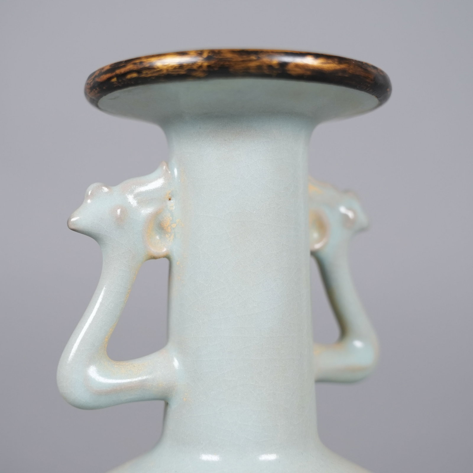 Chinese handled vase with silk box - 5