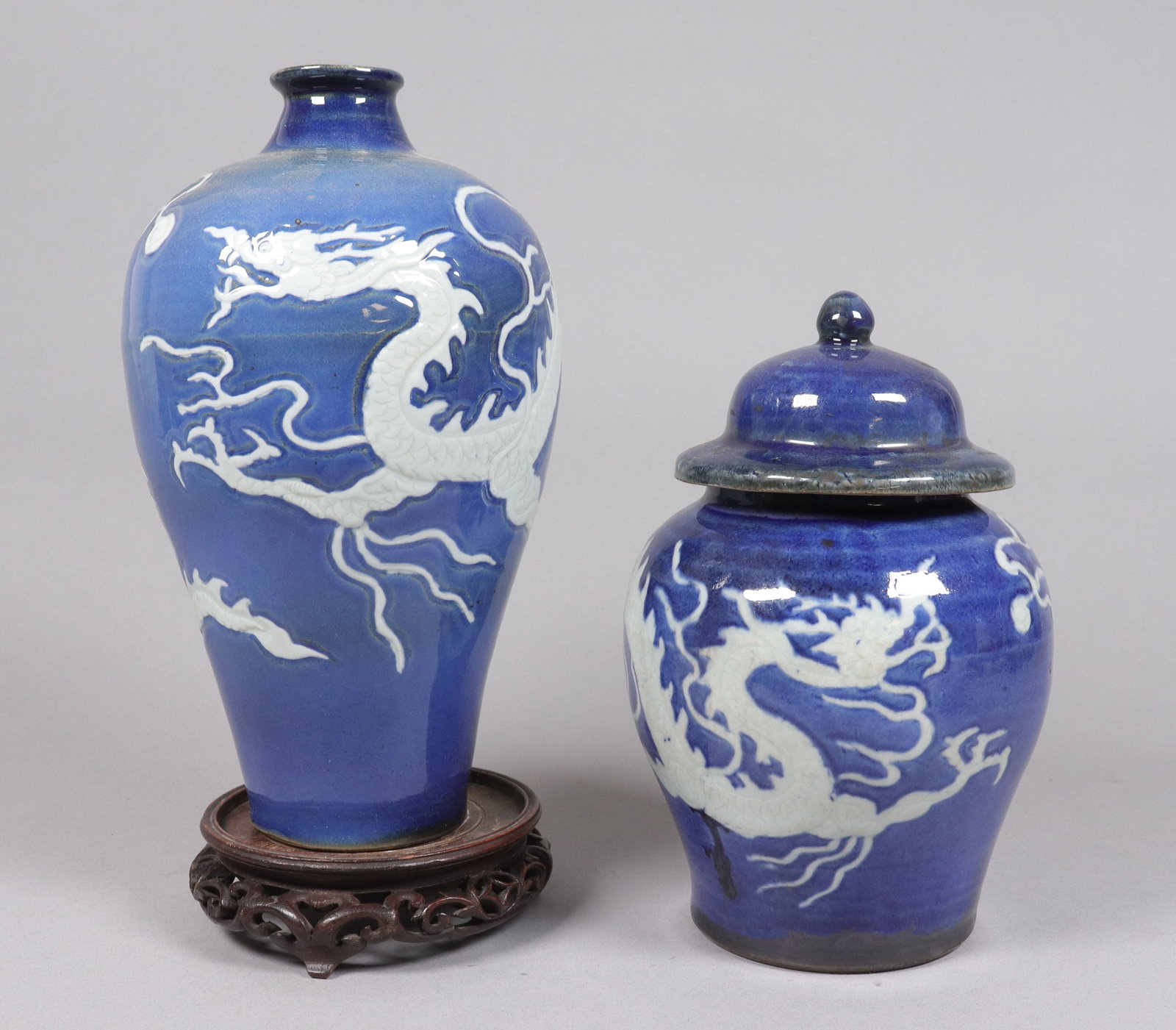 2 Chinese porcelain vase: 2 Chinese porcelain vase, largest H: 9.5" x W: 5."