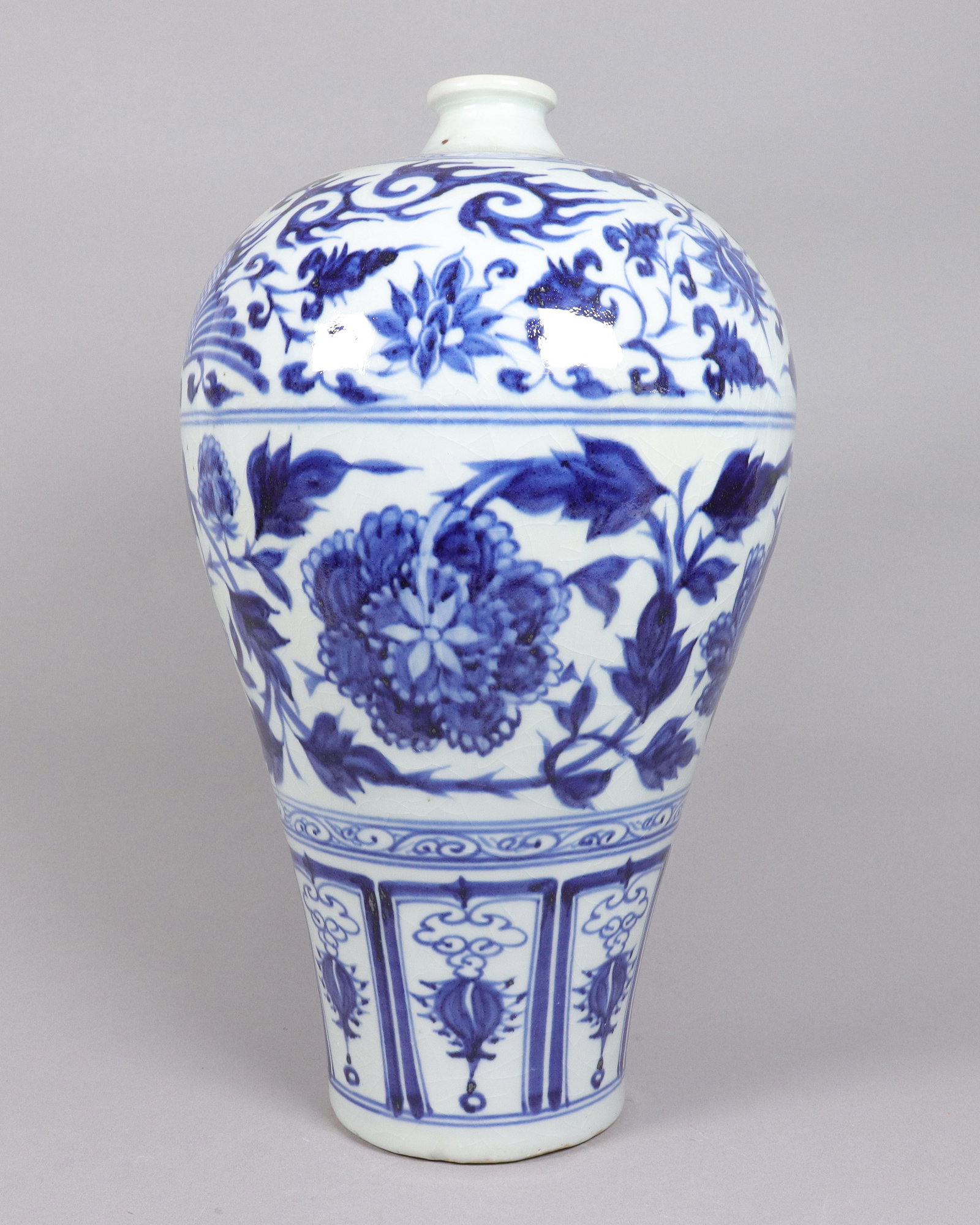 Chinese fine b/w vase: Chinese fine b/w vase. H: 17.25" x W: 9.15."