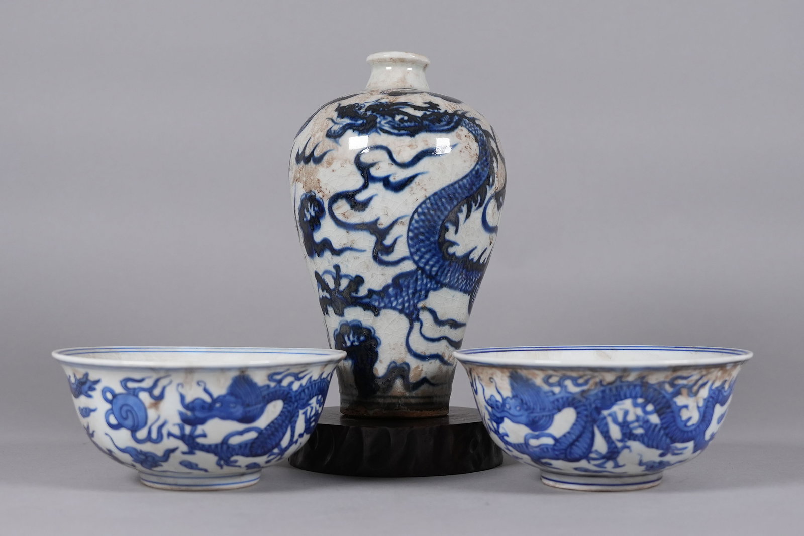 3 Chinese fine b/w porcelains: 3 Chinese fine blue and white porcelains, largest H: 9" x W: 5.2."