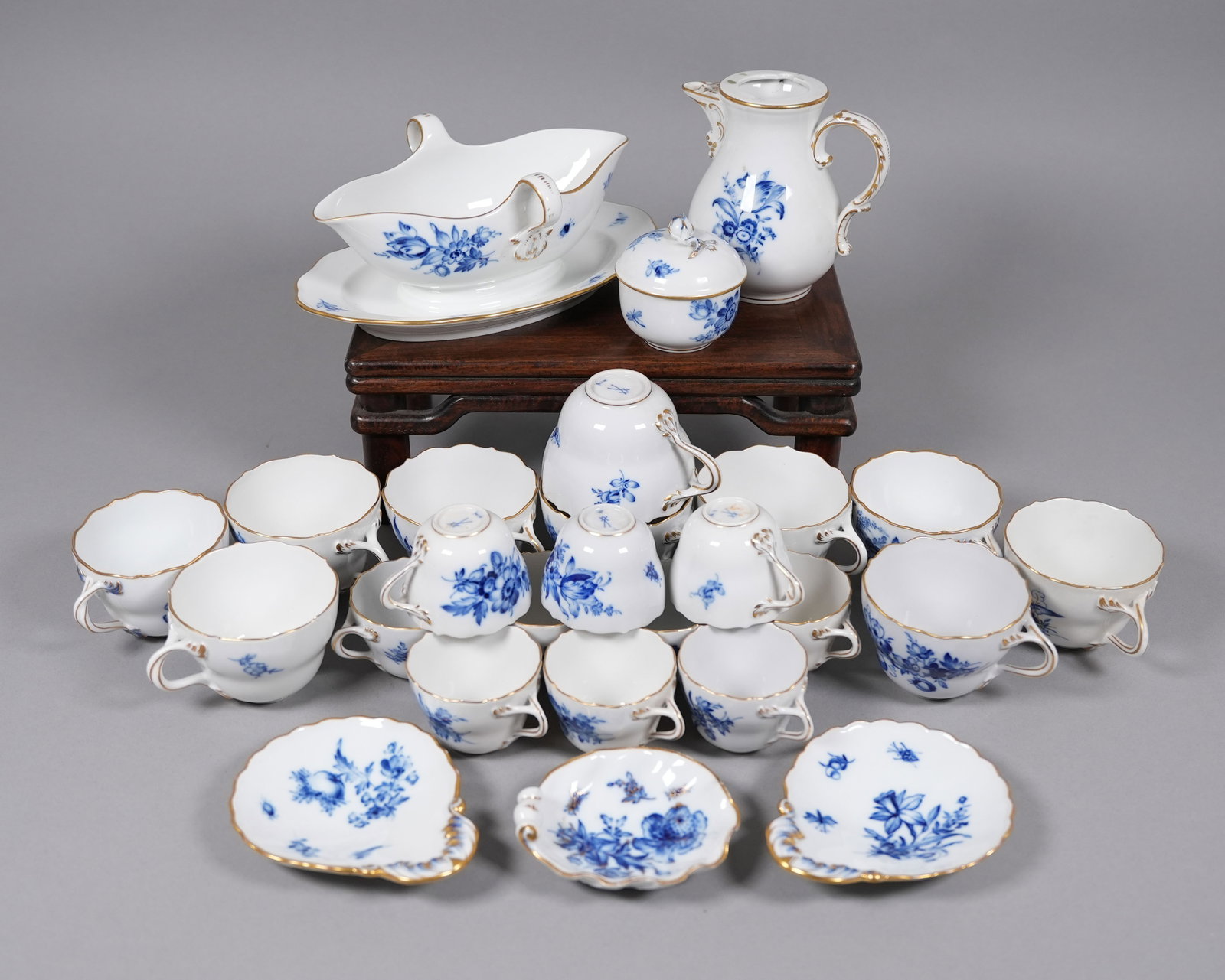 Lots antique Meissen porcelain tea items (1 of 9)