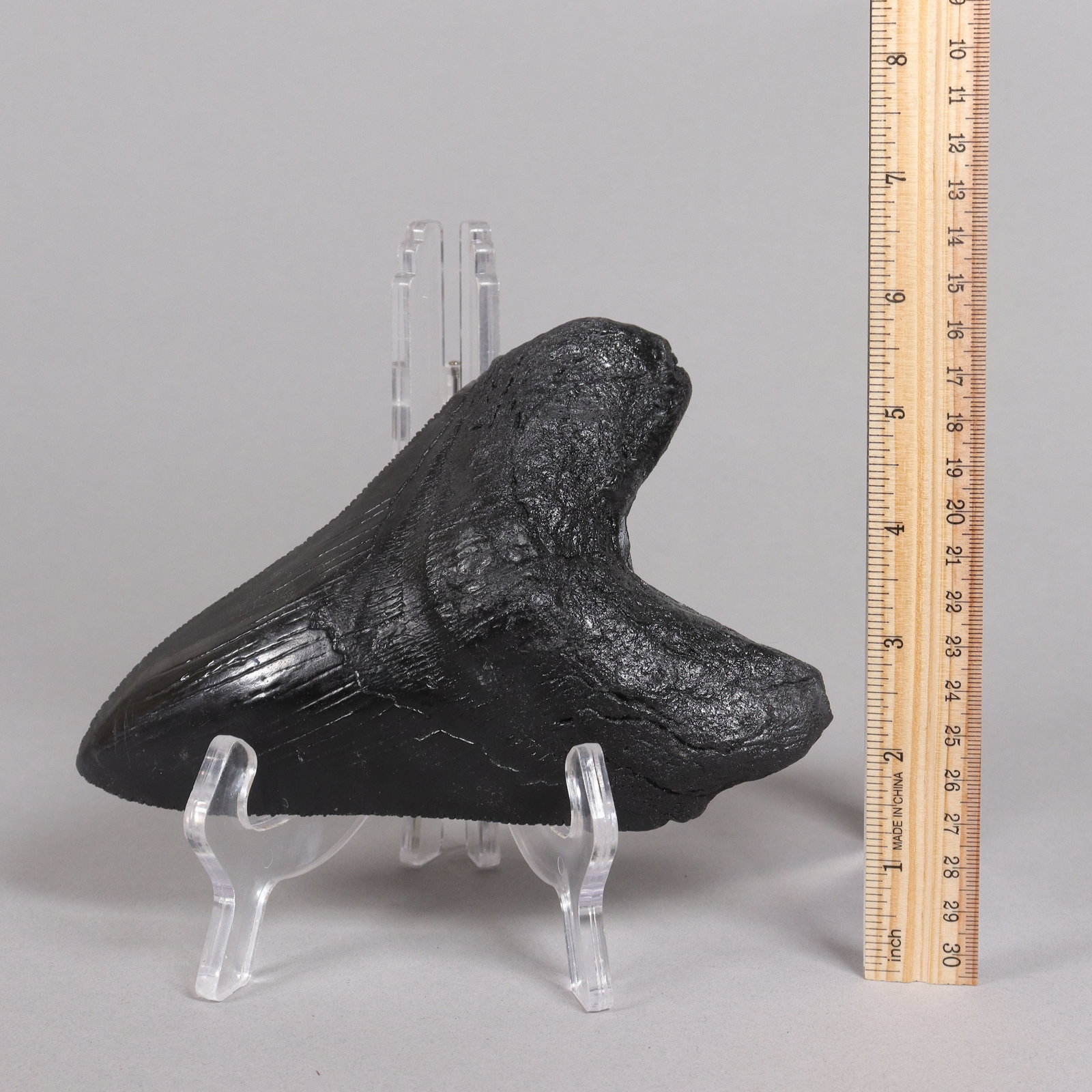 A large carved estate item ungraded: A large carved ewstate item, ungraded. We do not guarantee its material, age. All sales are final, no return. H: 5.1" x W: 7.2."