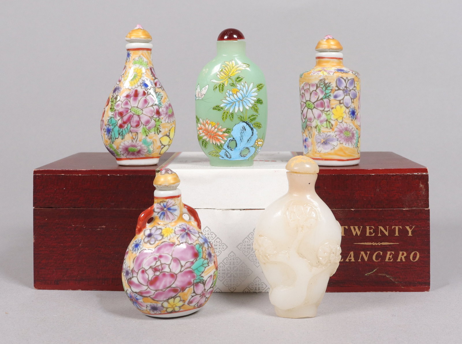 Lots Chinese snuff bottles: Lots Chinese fine snuff bottles.