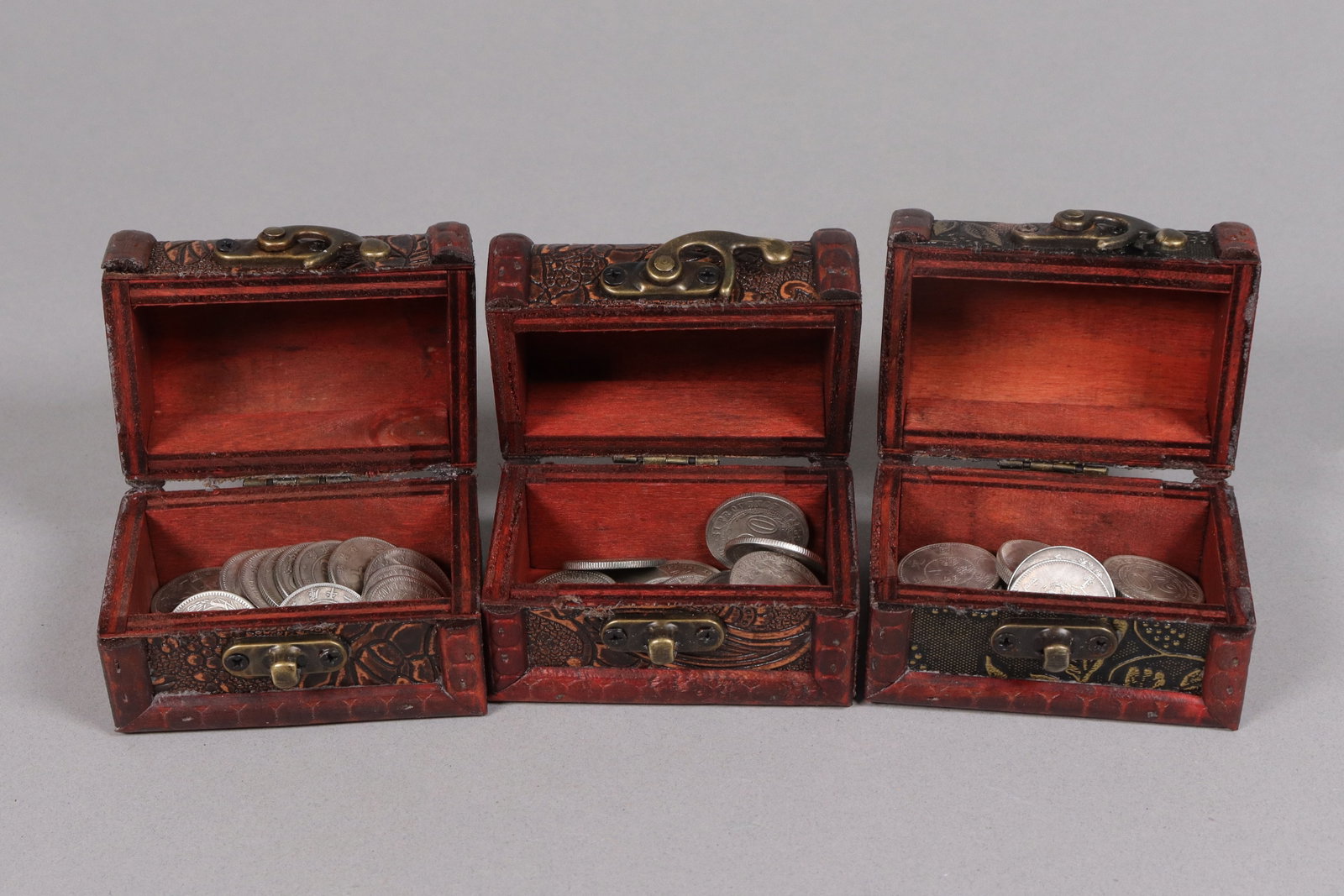 Lots estate coins ungraded: Lots estate coins ungraded, we do not guarantee its, material, age, carving, engravings, or grading. All sales are final, no return. Condition selling it as is. Please contact us if you have any