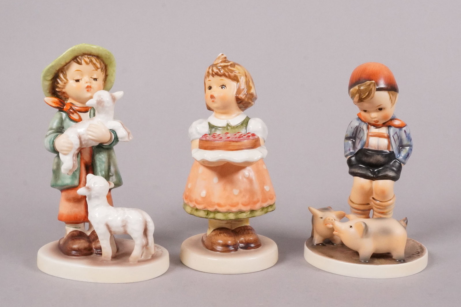 Lots Hummel figurines (1 of 7)
