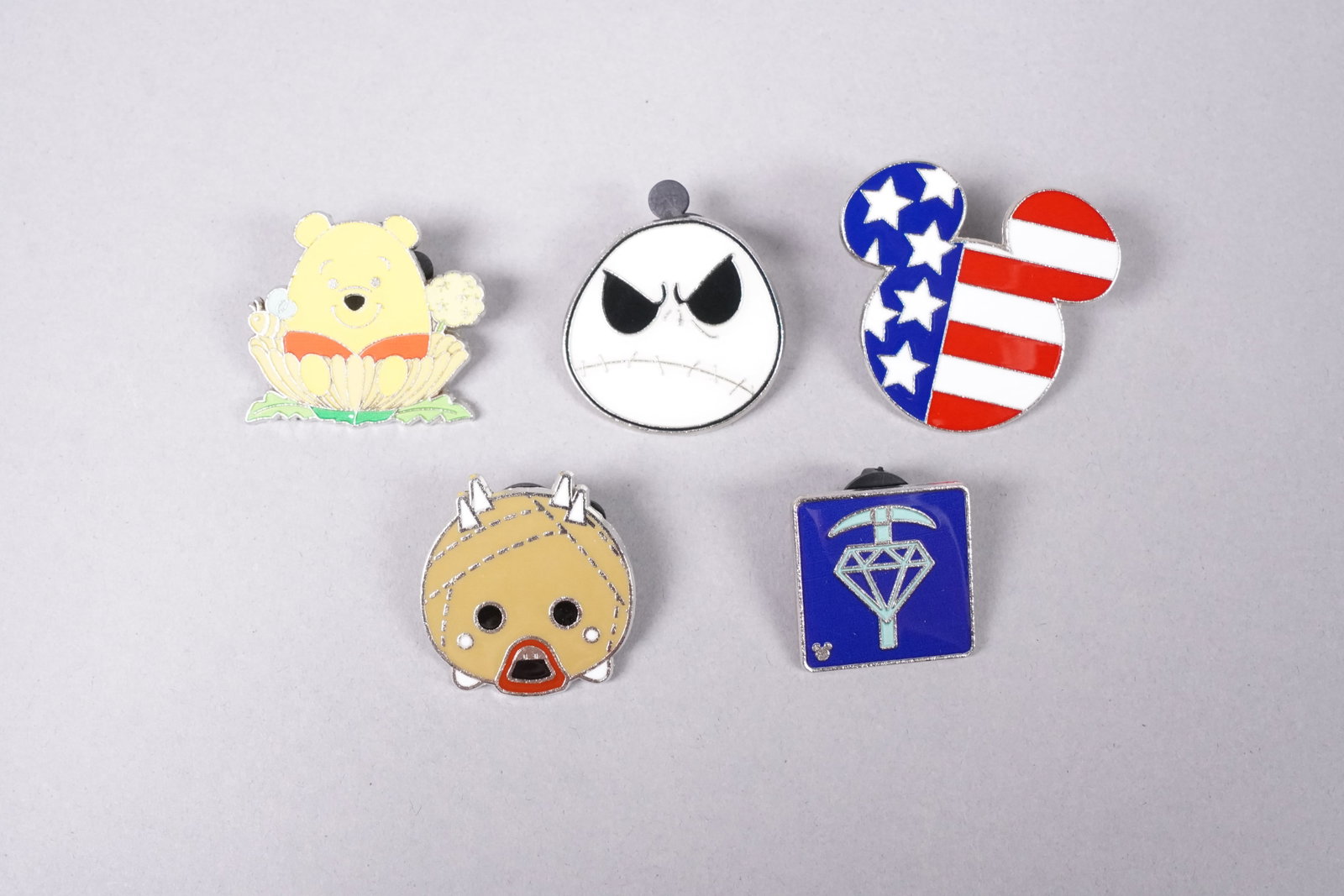 Lots Disney pins - 4