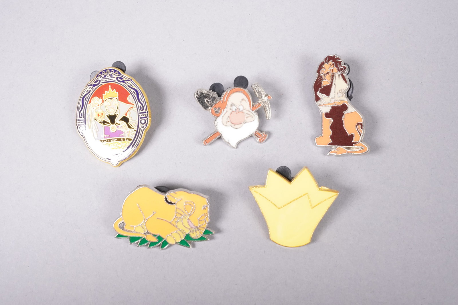 Lots Disney pins - 3