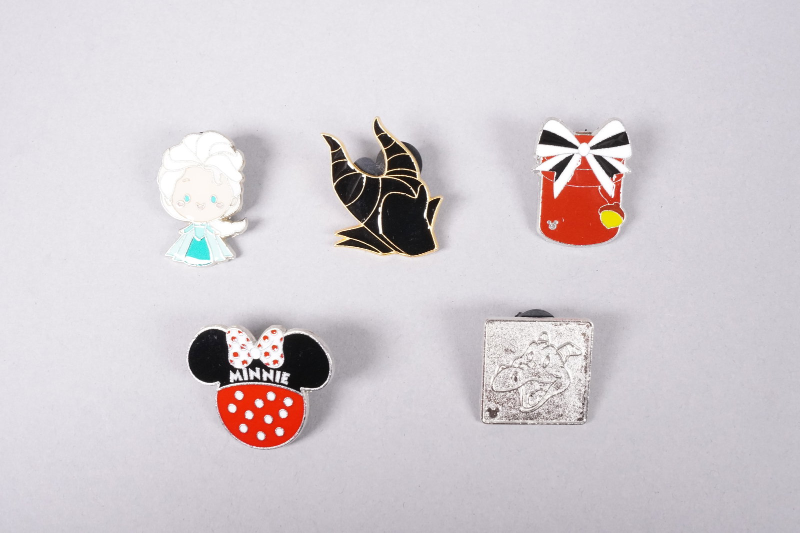 Lots Disney pins - 4