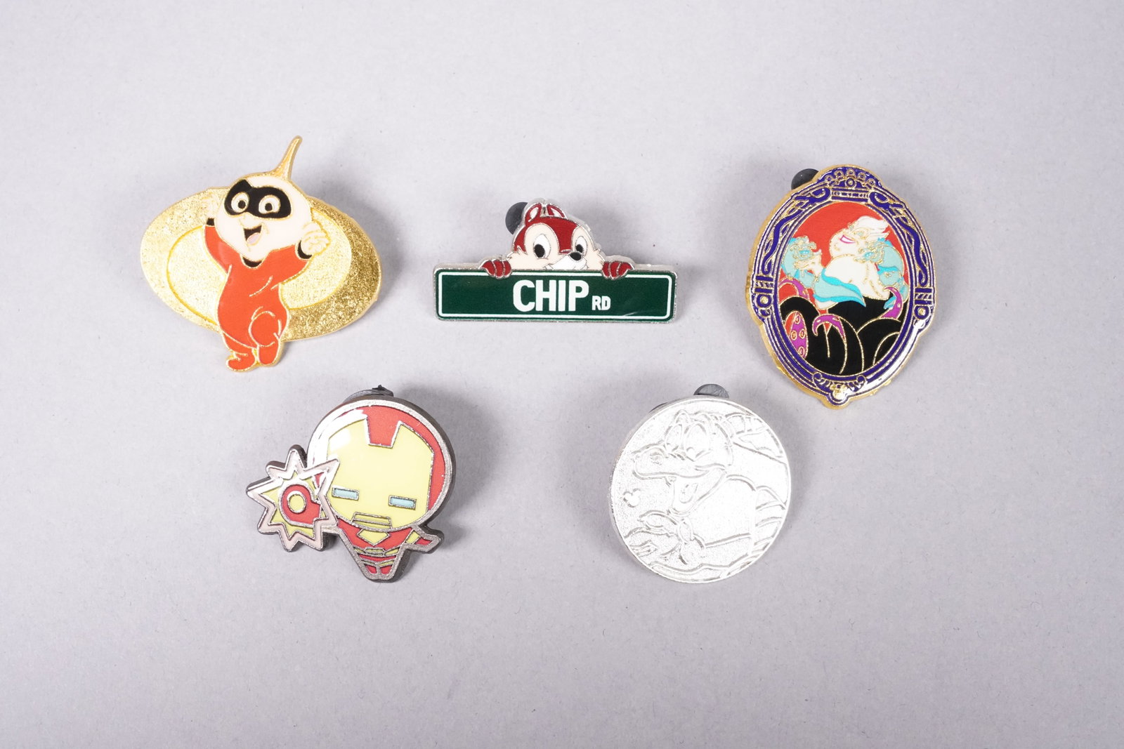 Lots Disney pins - 4