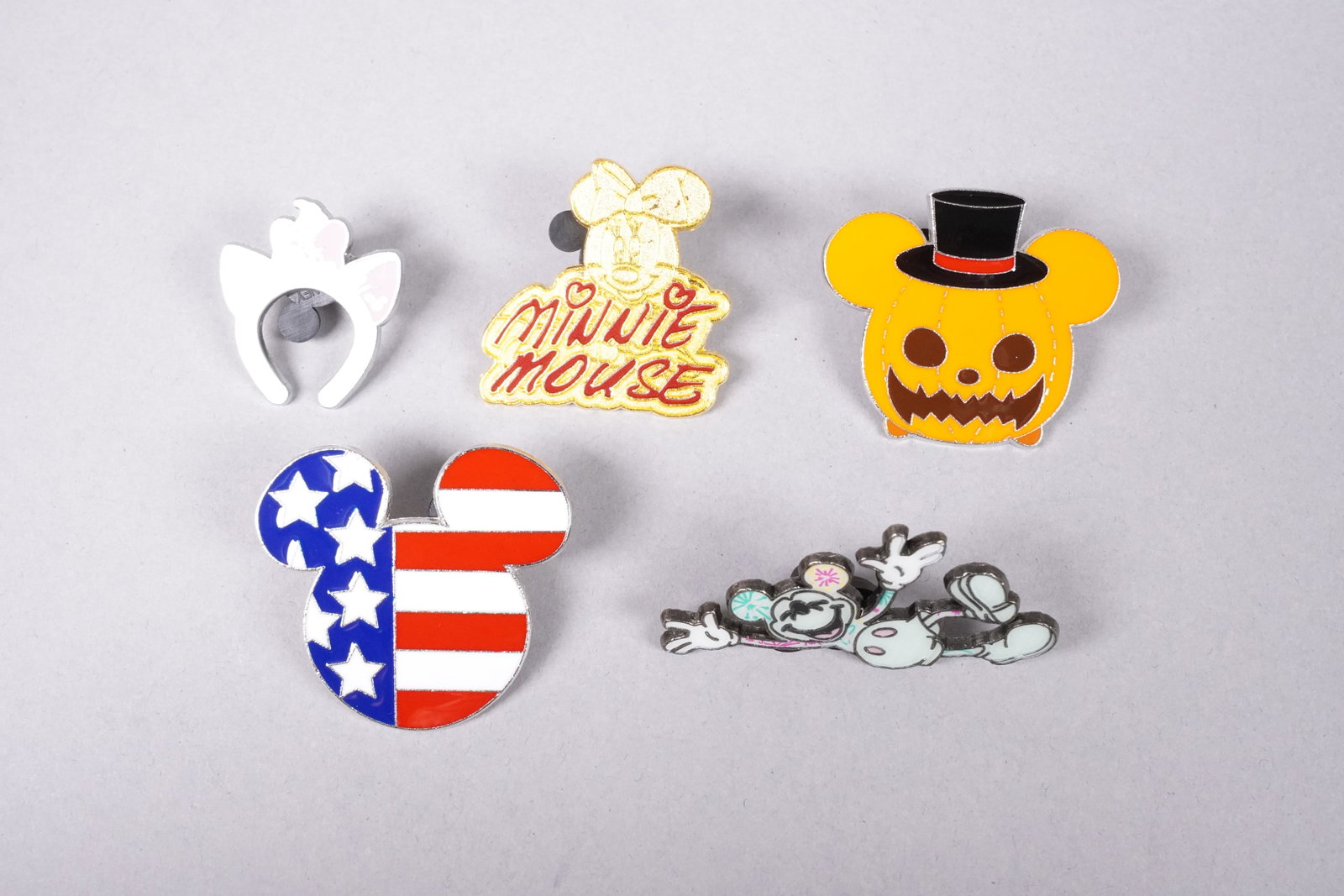 Lots Disney pins - 5