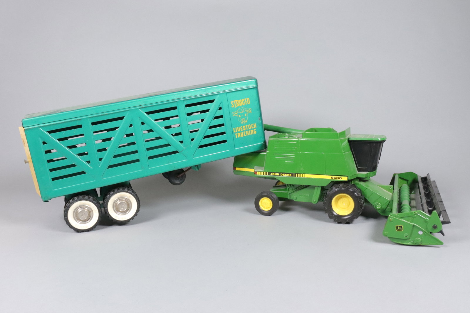 Lots vintage metallic car toys: Lots vintage metallic car toys.