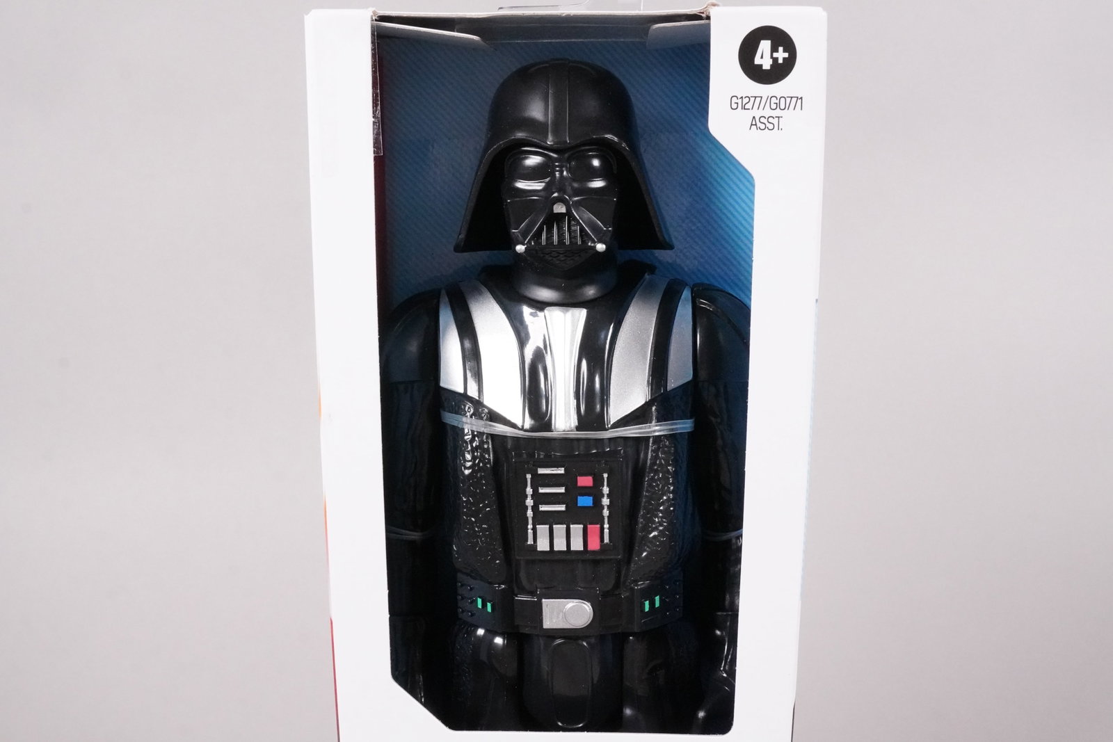 2 large Star Wars figure in box - 3