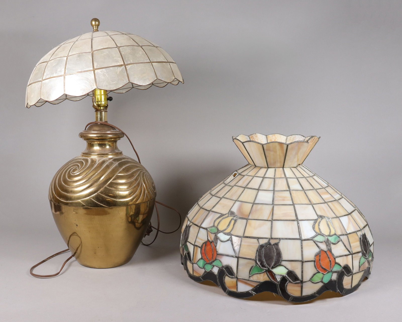 Lots vintage lamp shades ungraded: Lots vintage lamp shades, all sales are final, condition selling it as is. Please refer to detail photos. No return.