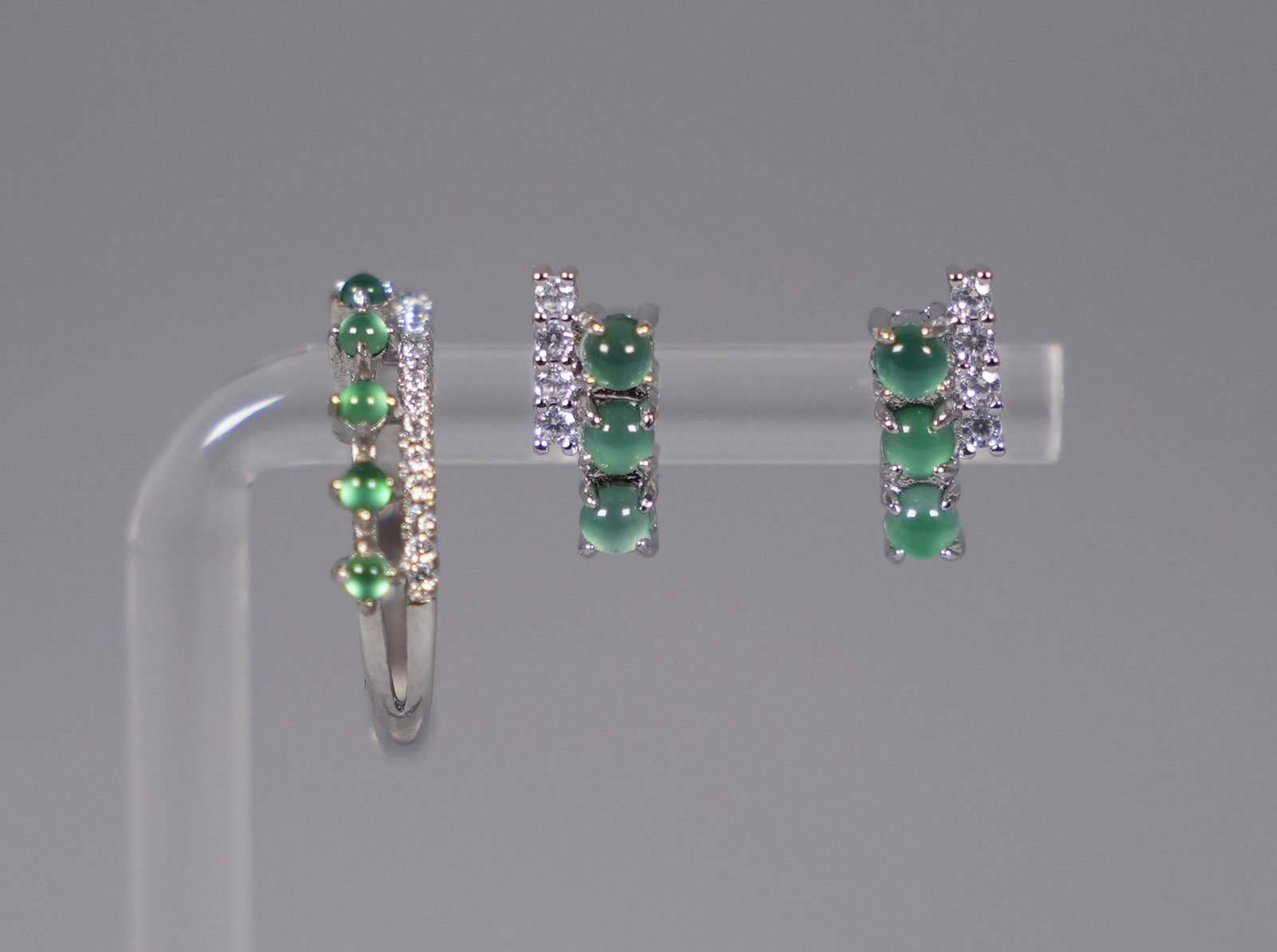 Lots sterling with natural jadeite: Lots sterling with natural jadeite.