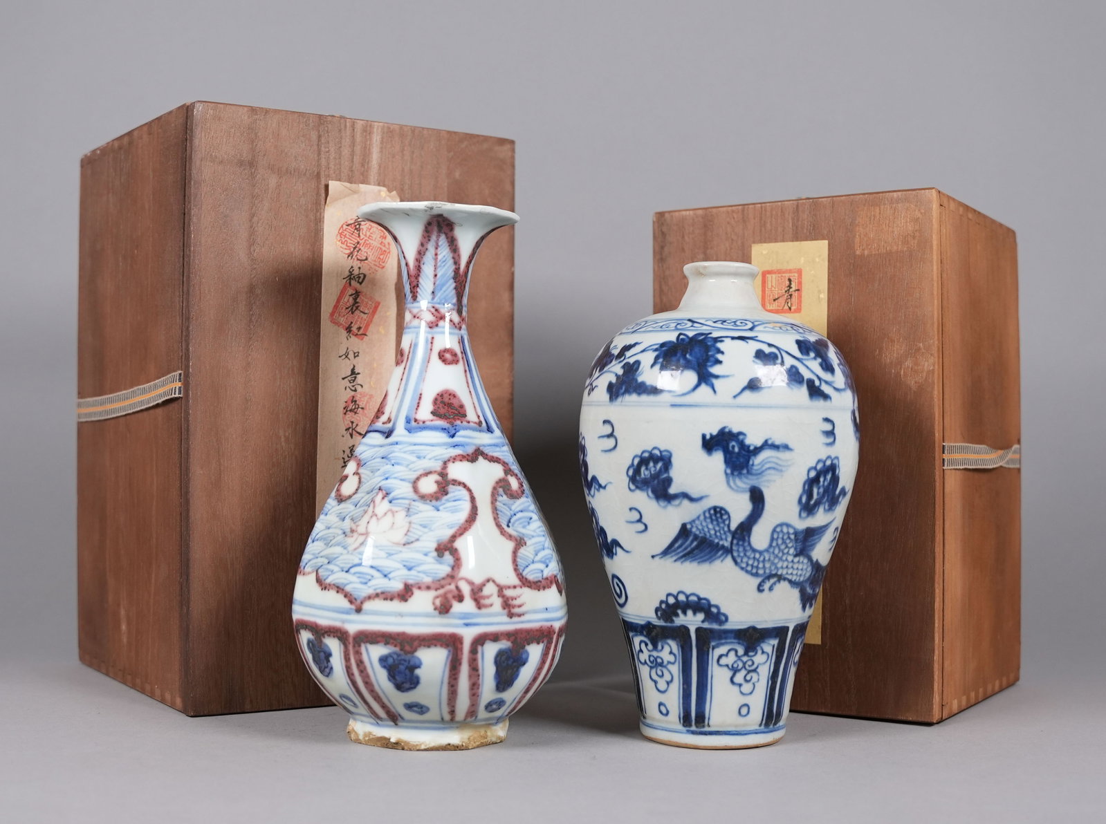 2 Chinese fine porcelain with wooden box: 2 Chinese fine porcelians with wooden box. Largest H: 9.3" x W: 5.3."