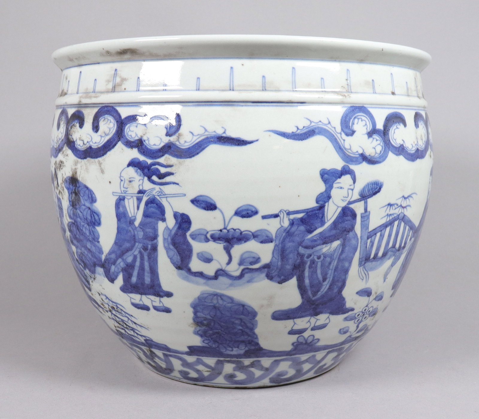 Chinese fine b/w pot: Chinese fine blue and white pot. H: 13" x W: 13.5."