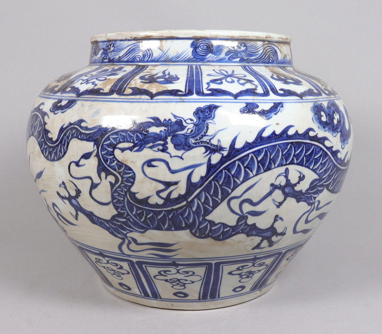 Chinese fine b/w dragon jar (1 of 7)