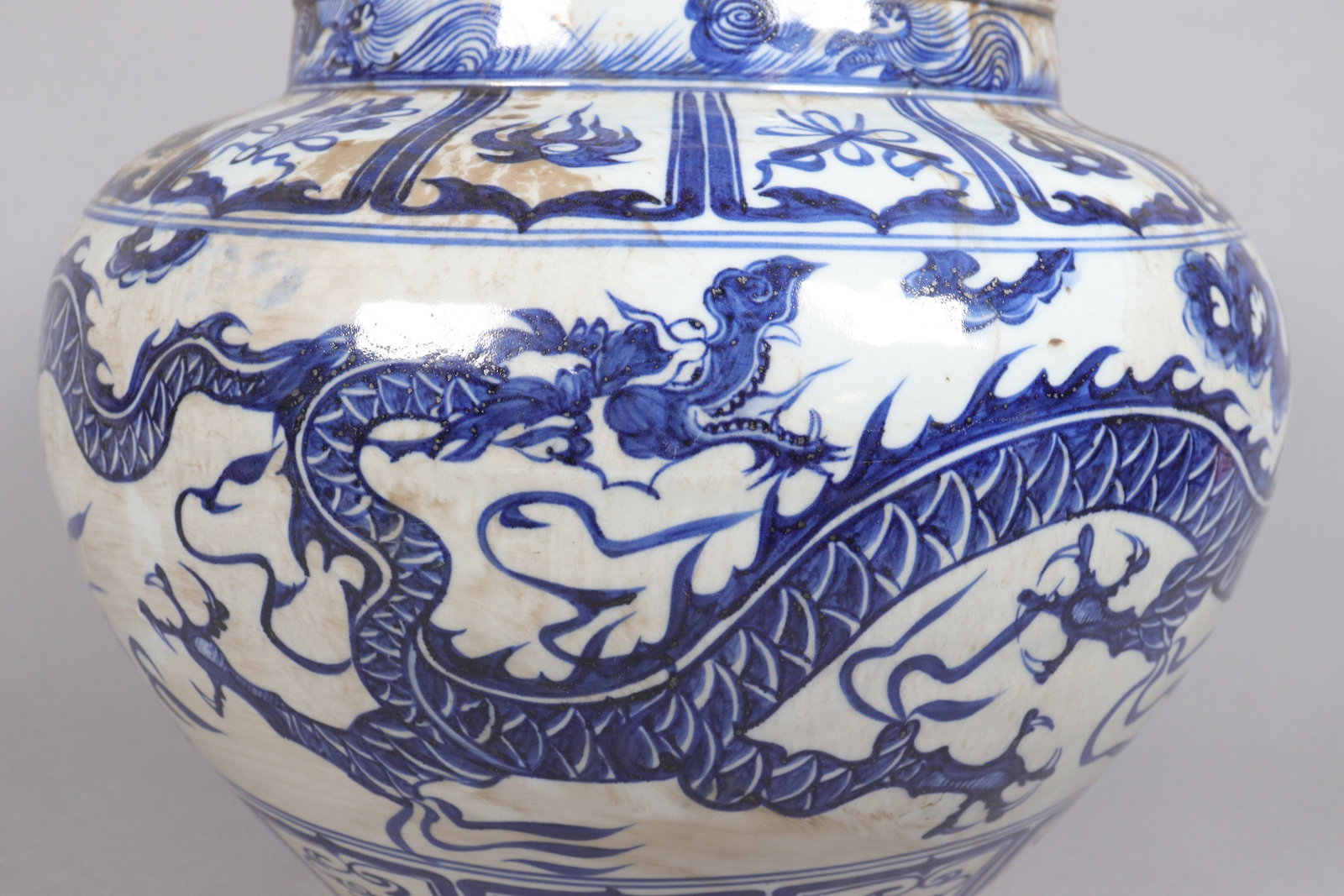 Chinese fine b/w dragon jar - 3