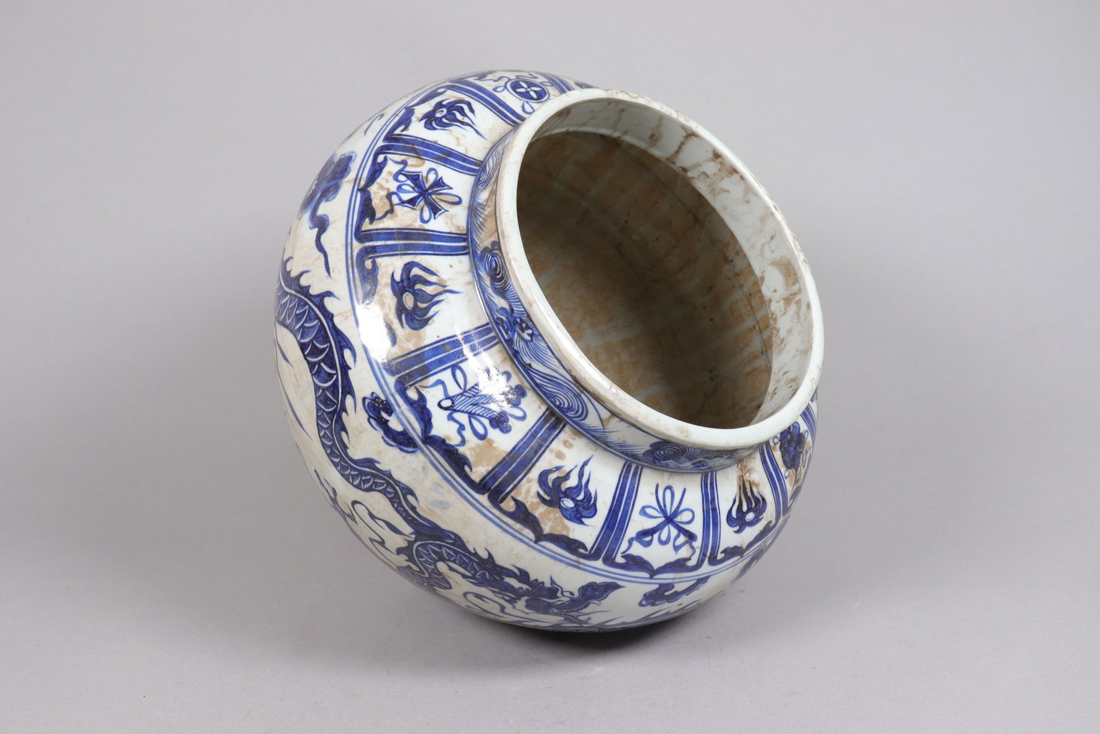 Chinese fine b/w dragon jar - 4