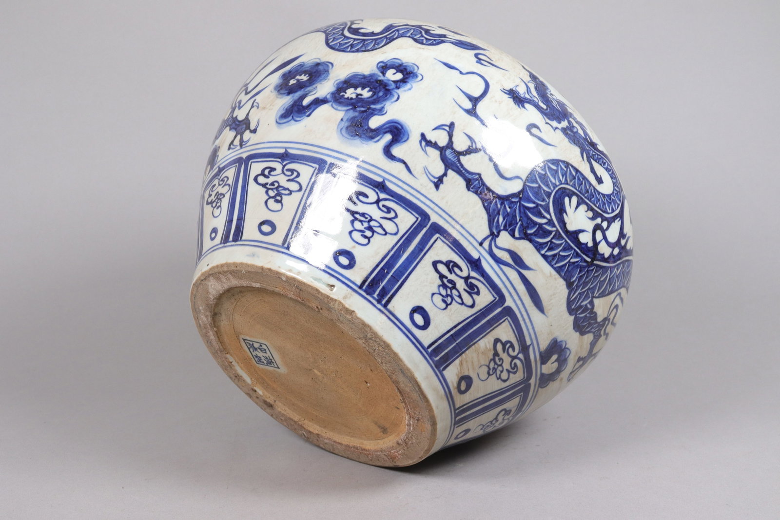 Chinese fine b/w dragon jar - 5
