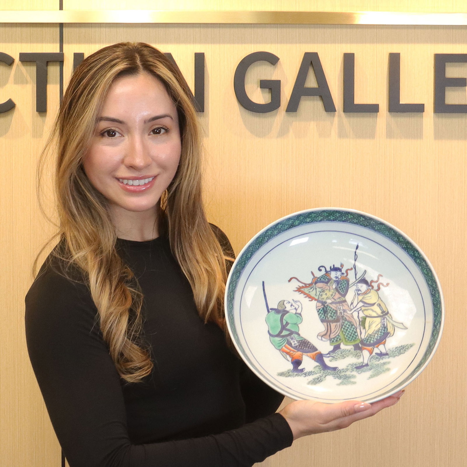 Chinese important antique porcelain bowl: Chinese important antique porcelain bowl. From a major estate. H: 2.6" x W: 11.9."