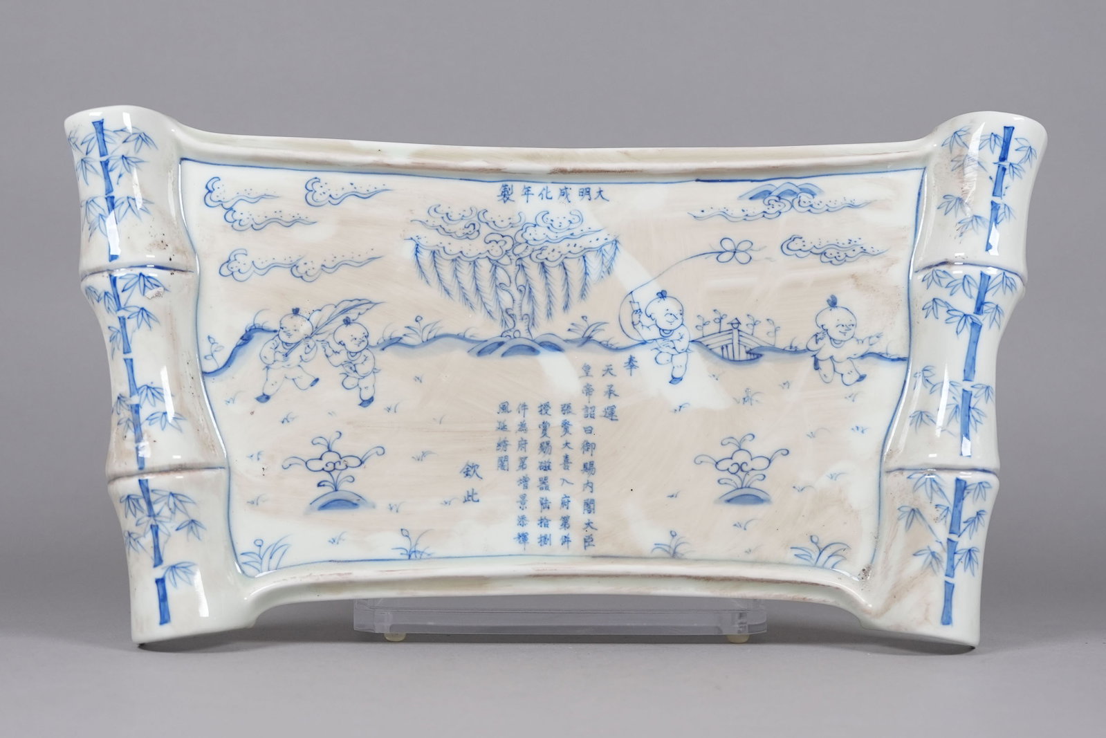 Chinese fine b/w porcelain stand: Chinese fine blue and white porcelain stand. H: 8.5" x W: 16.5."