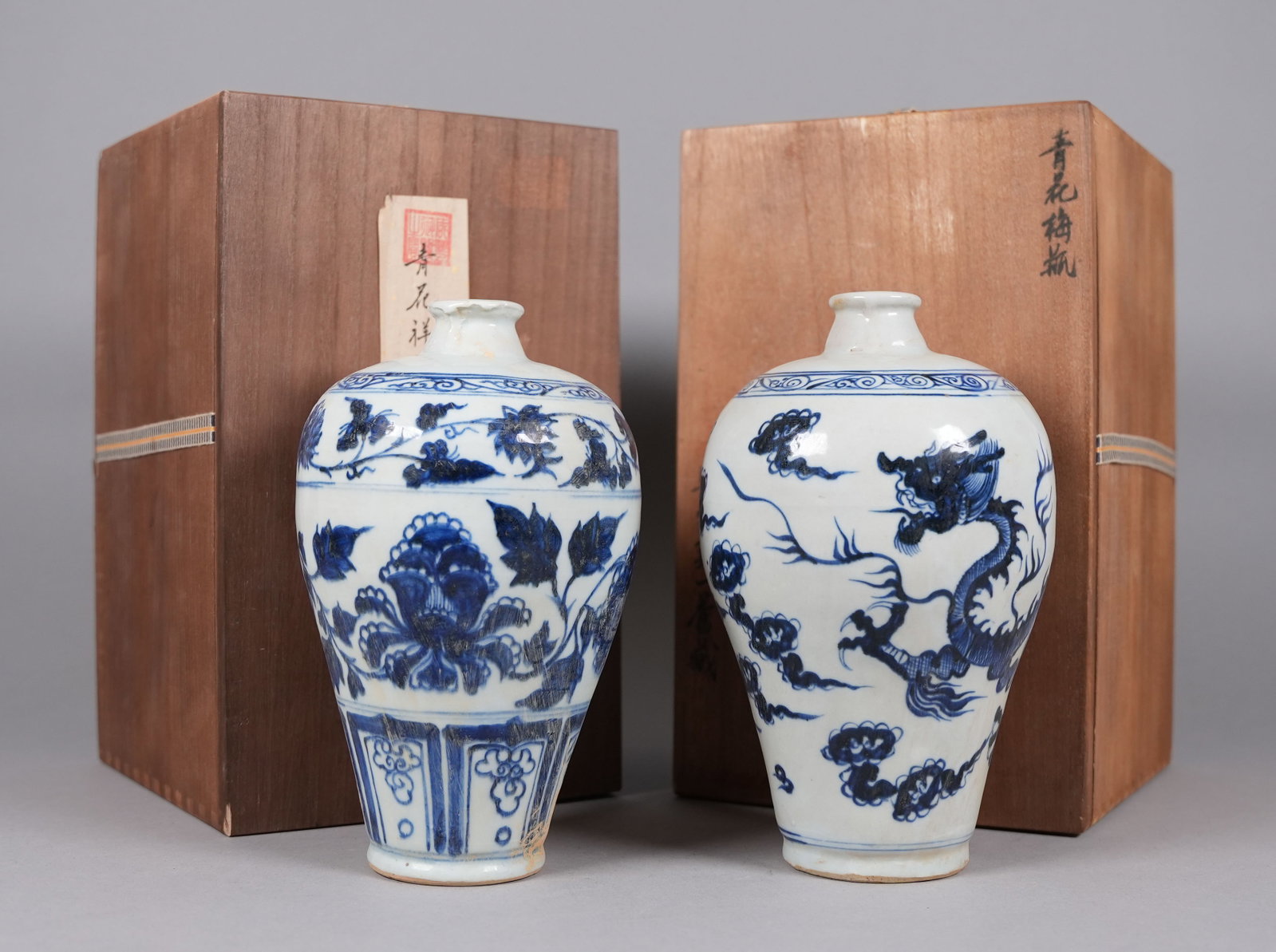 2 Chinese b/w vase with wooden box: 2 Chinese blue and white vase with wooden box. H: 9" x W: 5.5."