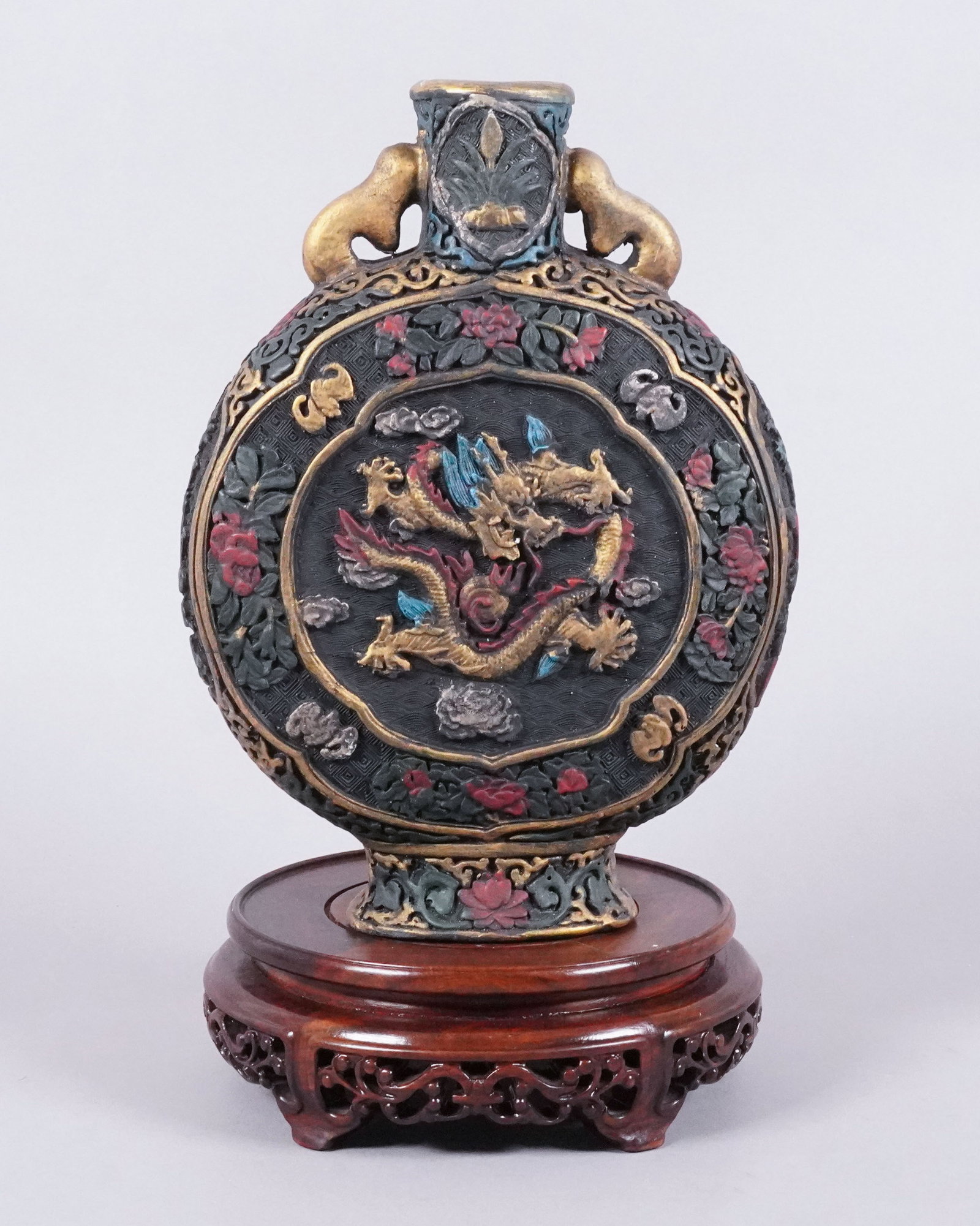 Chinese fine carved vase: Chinese fine carved vase. H: 10" x W: 7.2."
