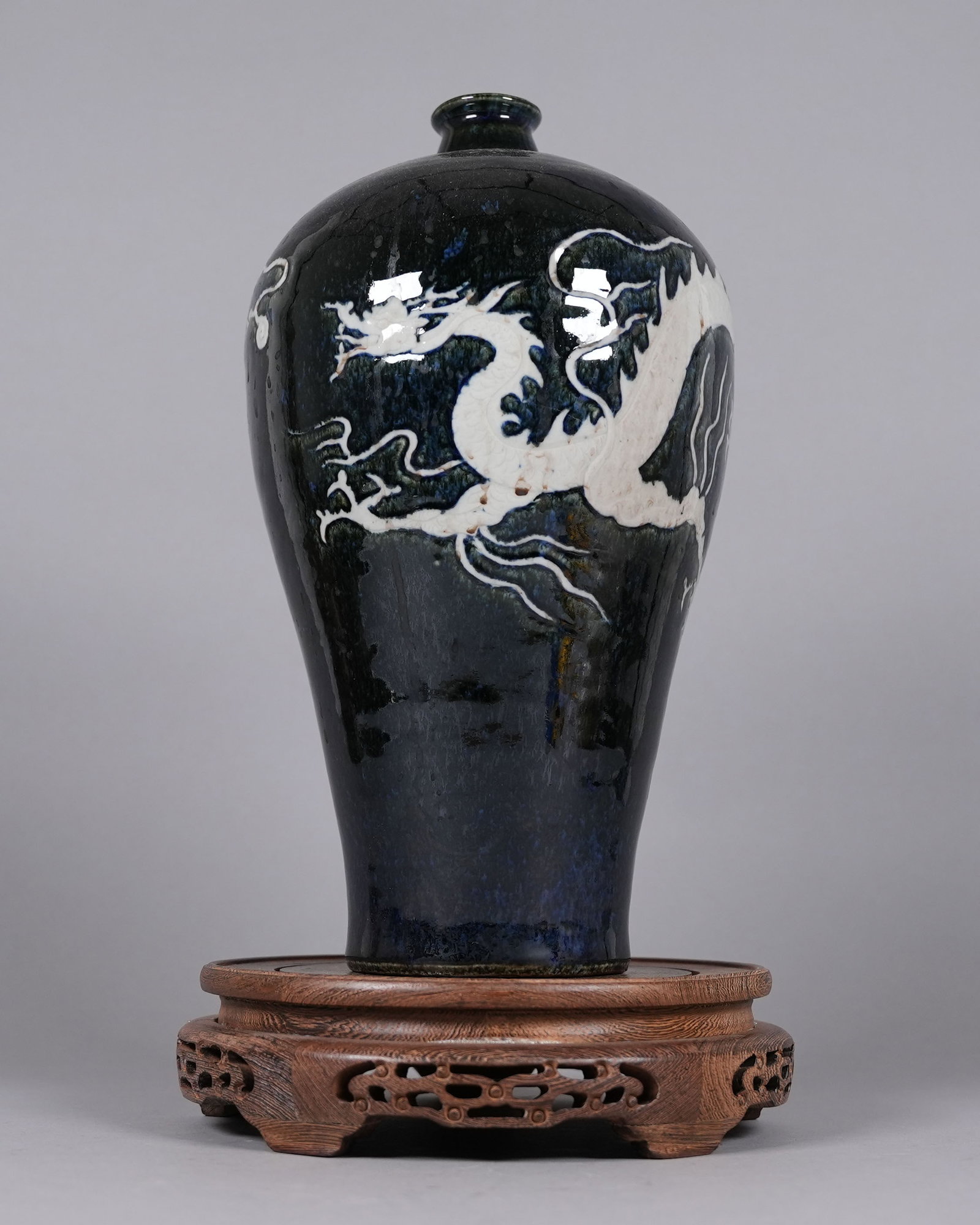 Chinese fine dragon vase: Chinese fine dragon vase. H: 13.4" x W: 7.3."