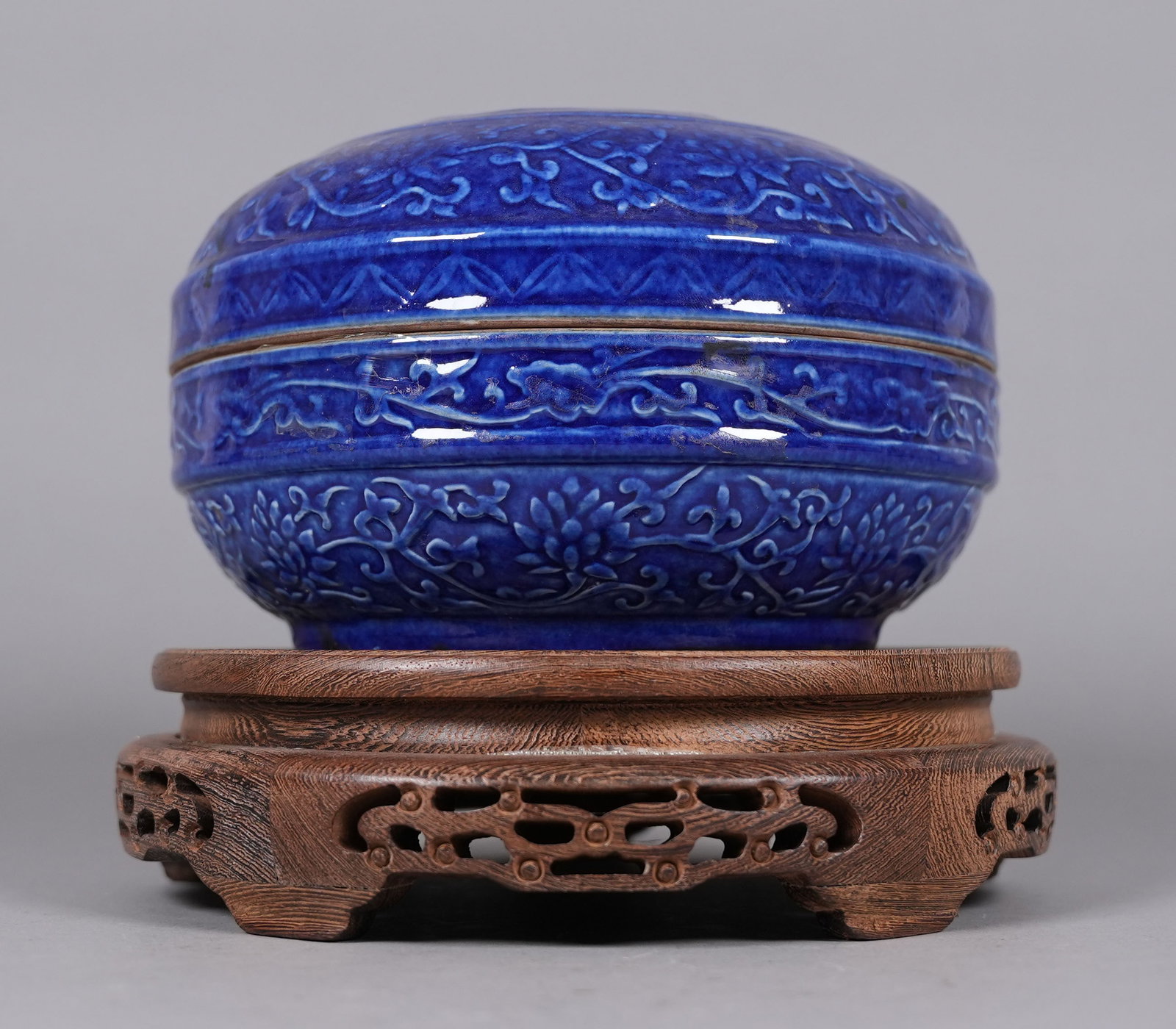 Chinese fine lidded round box (1 of 7)