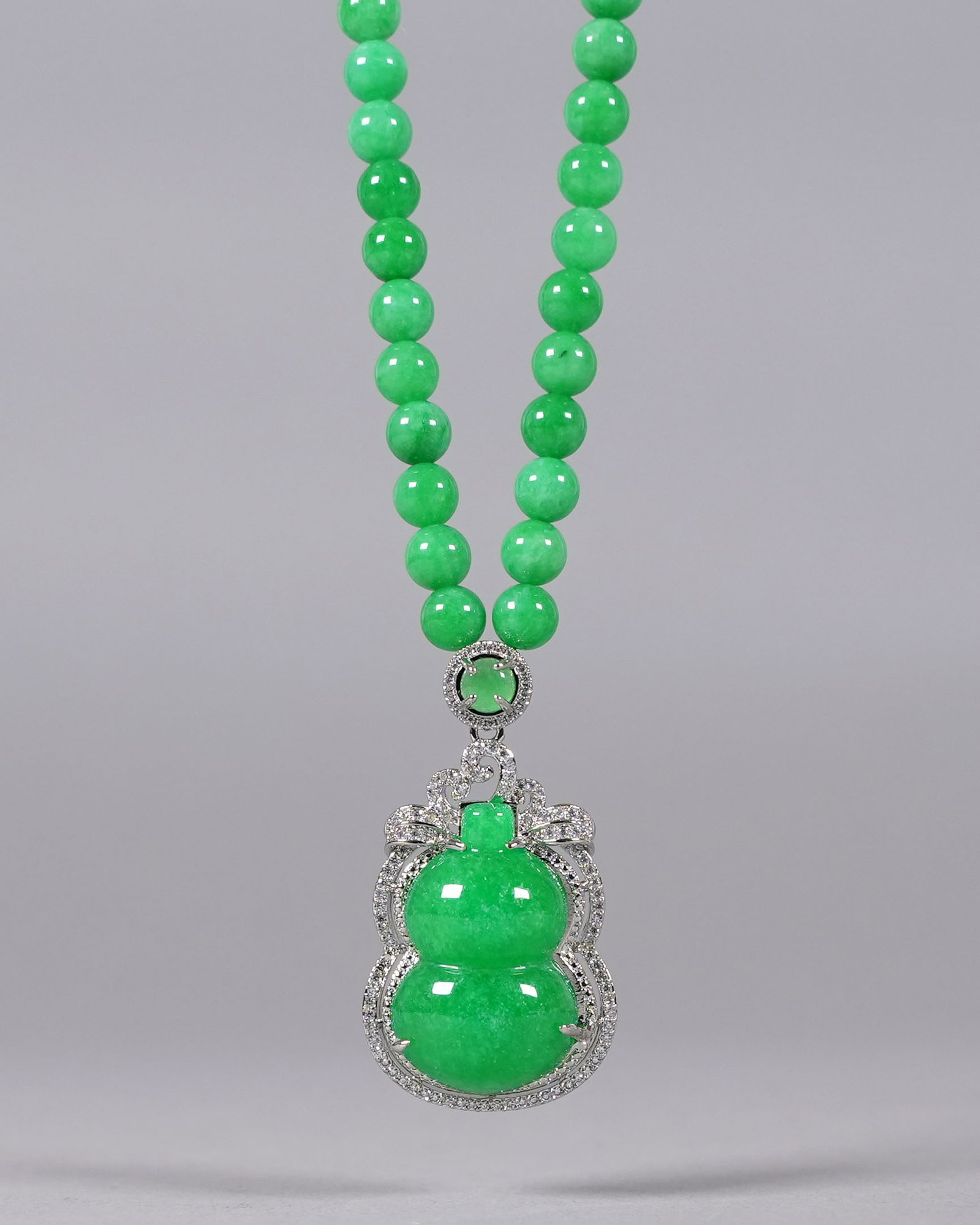 A Chinese apple green fine necklace: A Chinese apple green fine carved necklace.