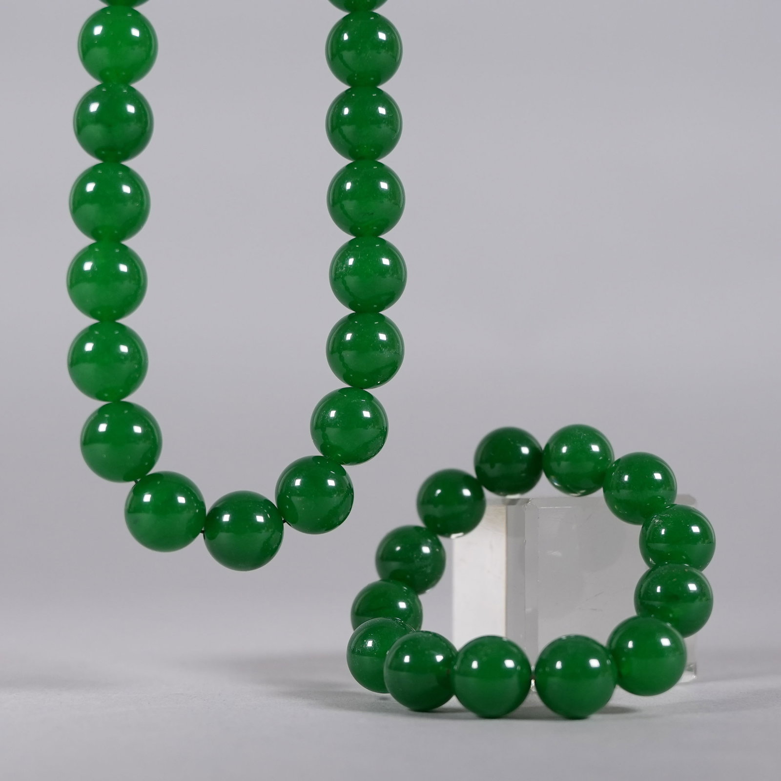 Lots Chinese apple green beaded items: Lots Chinese apple green beaded items.