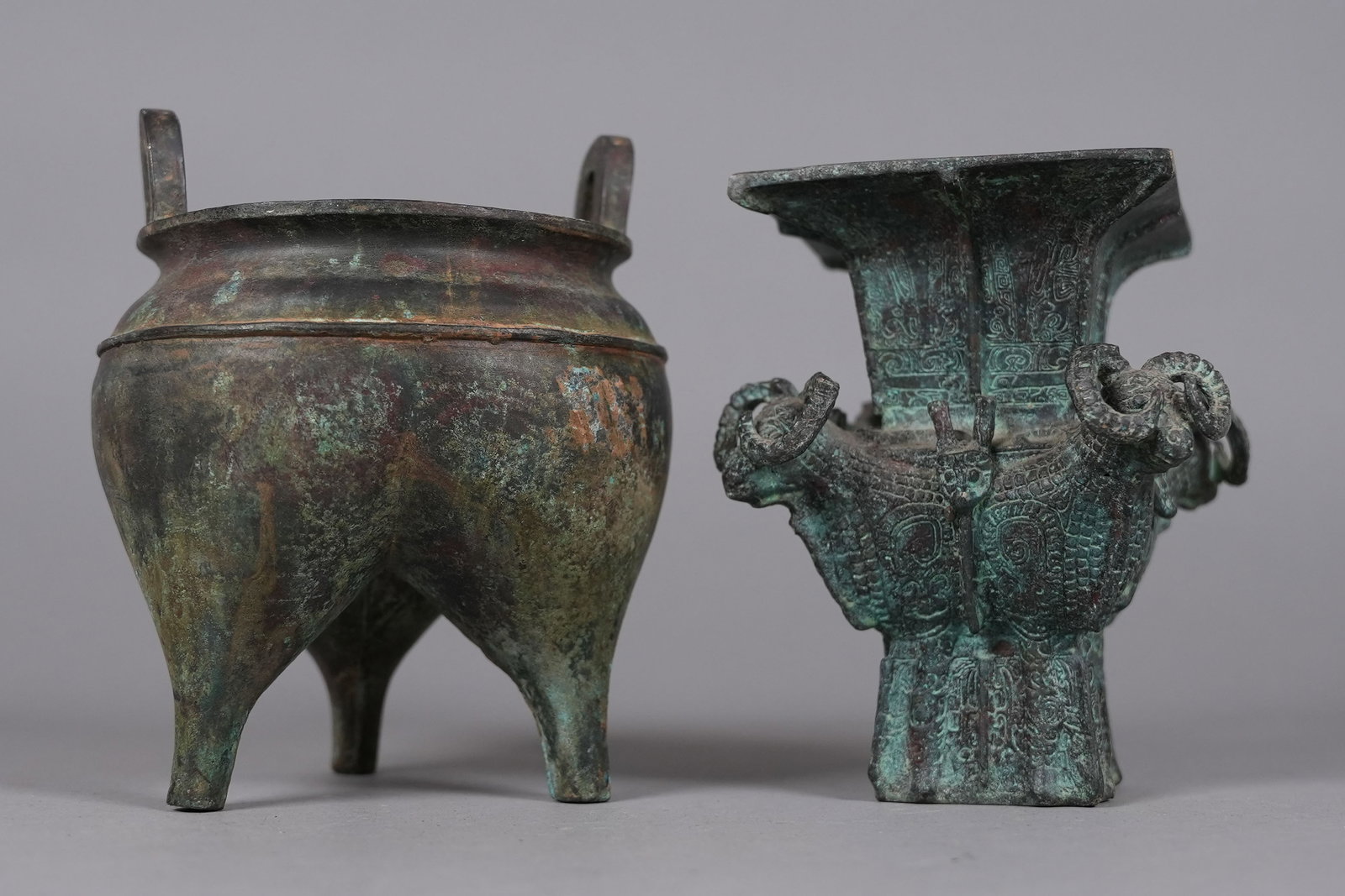 2 Chinese fine bronze vessels (1 of 7)