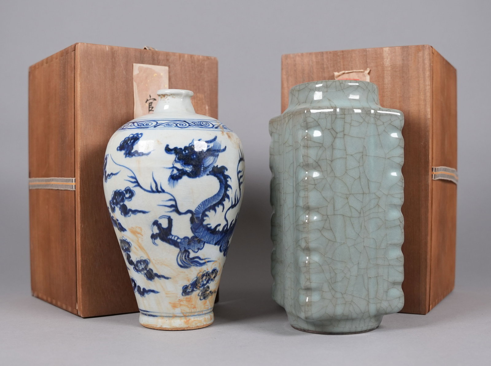 2 Chinese fine vase with wooden box: 2 Chinese fine vase with wooden box. Largest H: 9" x W: 4."