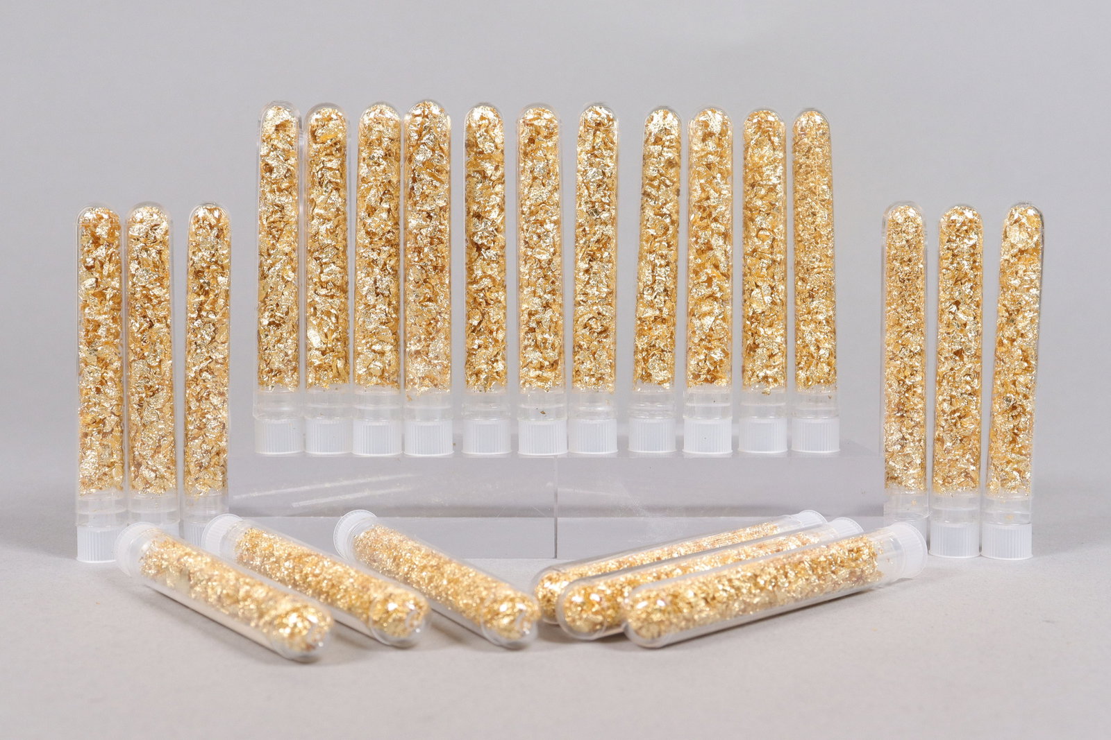 Lots gold flakes ungraded: Lots gold flakes ungraded. We do not guarnatee its material, grading. All sales are final. No return.