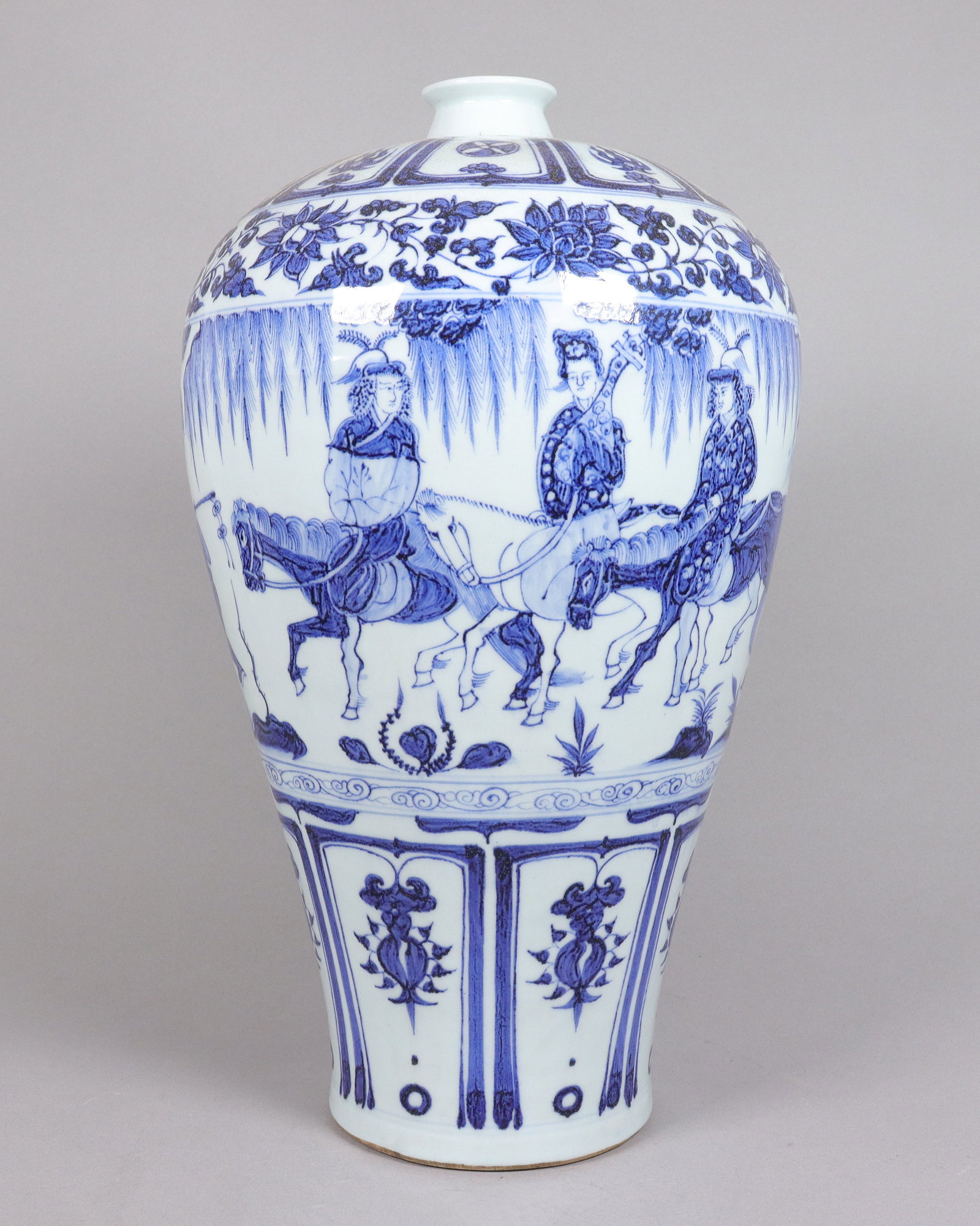 Chinese tall b/w fine vase (1 of 7)