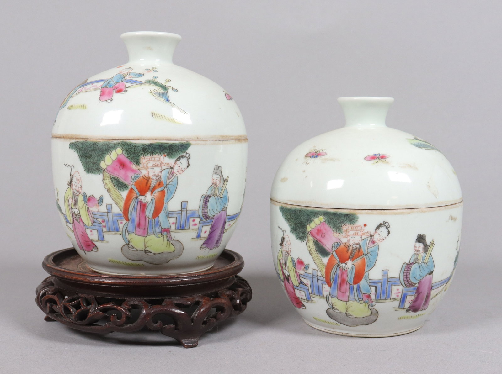 2 Chinese antique lidded jar: 2 Chinese fine antique lidded jar. Has some chipped, please refer to detail photos. All sales are final, no return. H: 5.15" x W: 4."