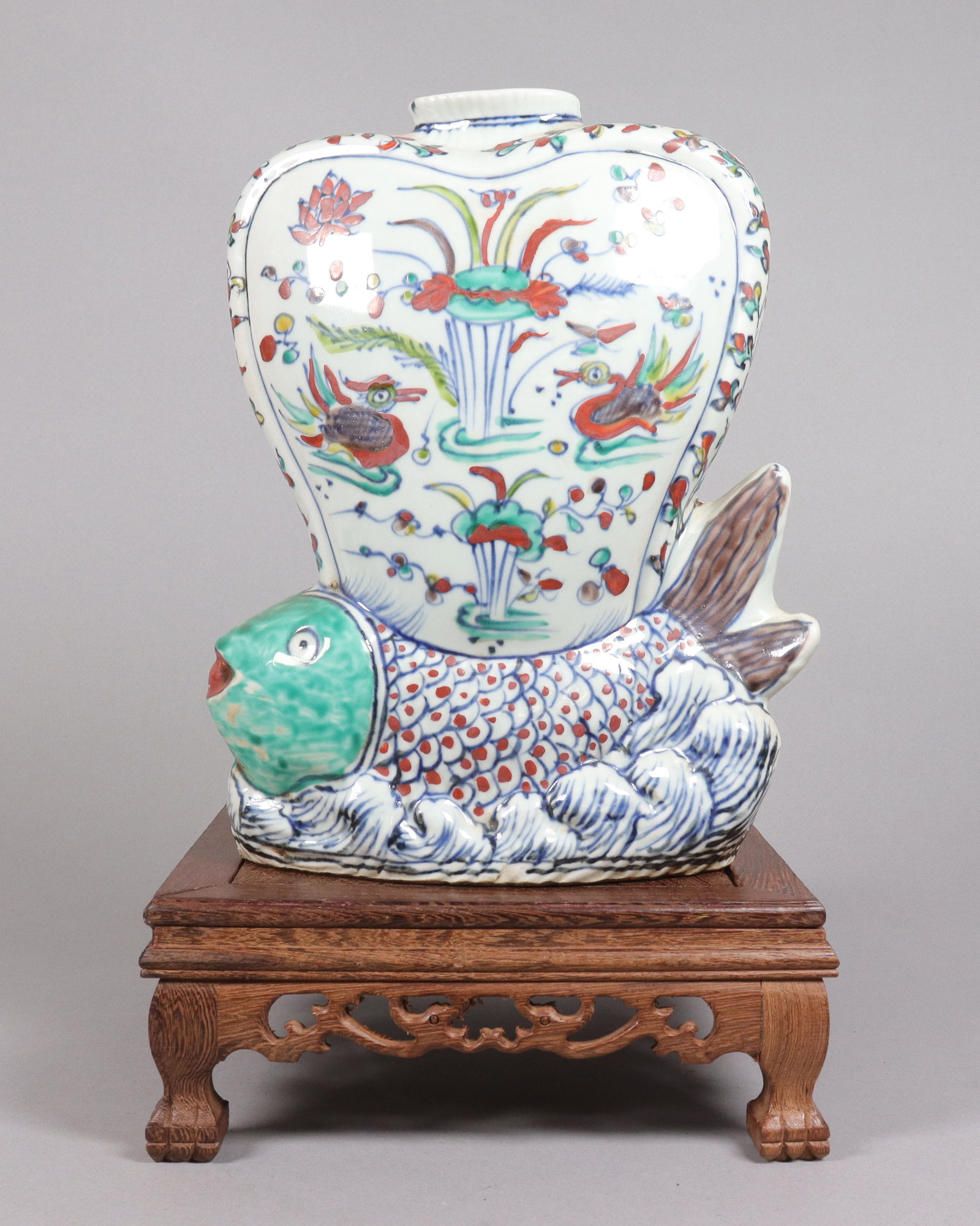 Chinese unusual Ming vase estate: Chinese unusual Ming vase, from a major estae. H: 11.75" x W: 8.5."