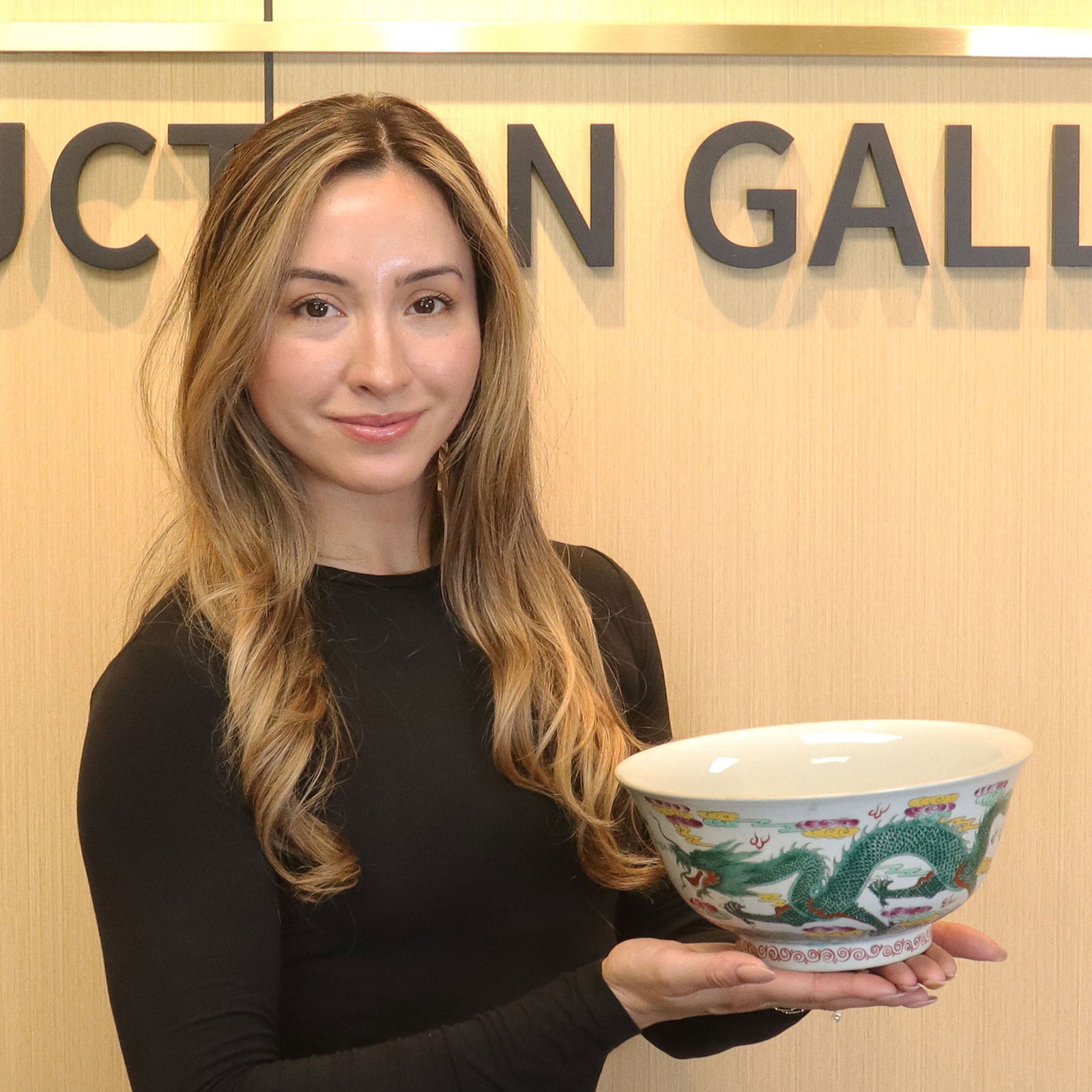 Chinese large antique dragon bowl estate: Chinese lage fine antique dragon bowl, from a major estate. H: 4.25" x W: 9."