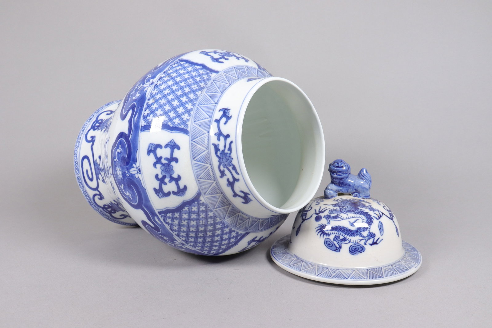 Chinese b/w fine lidded jar - 4