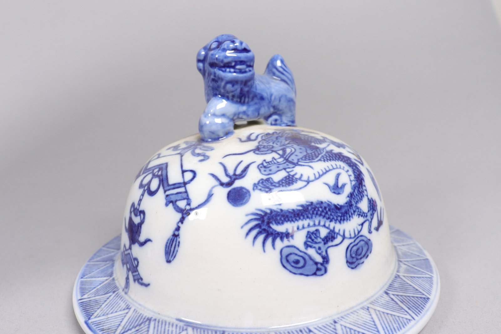 Chinese b/w fine lidded jar - 5
